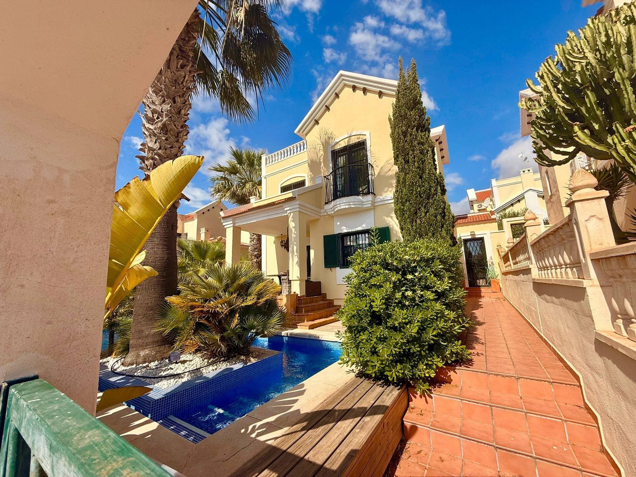 We present this stunning luxury villa located in one of the most sought-after areas of Orihuela Costa, just 3 km from the finest beaches of the Costa Blanca. With a built area of 154 m² on a 210 m² plot, this fully renovated property blends elegance, comfort, and modern design to offer an unparalleled living experience. The home features three spacious double bedrooms and two fully equipped bathrooms. The kitchen, modern and functional, is fully furnished and integrates perfectly with the rest of the living space, thanks to quality wooden interior carpentry and premium finishes. The flooring, a mix of ceramic and parquet, adds warmth and style to every corner, while the PVC double-glazed windows ensure year-round thermal and acoustic comfort. South-facing, the villa is filled with natural light, standing out for its brightness and welcoming atmosphere. Outside, you’ll enjoy a spectacular private pool, a spacious garden, and a terrace ideal for relaxing moments. It also offers a solarium, viewpoint, balcony, patio, and storage room—multiple spaces designed to make the most of the Mediterranean lifestyle. Among its many extras are air conditioning, built-in wardrobes, high ceilings, jacuzzi, pantry, recessed lighting, and included furniture. All of this is set within a gated private community, surrounded by green areas, offering open views and excellent connectivity to local services. Situated in a peaceful yet well-connected area, with everything you need nearby: schools, medical centers, hospitals, supermarkets, shopping centers, parks, playgrounds, golf courses, bus stops, and more. Ideal both as a permanent residence and for enjoying dream holidays by the sea. A unique property for those seeking quality, comfort, and exclusivity in a privileged setting.