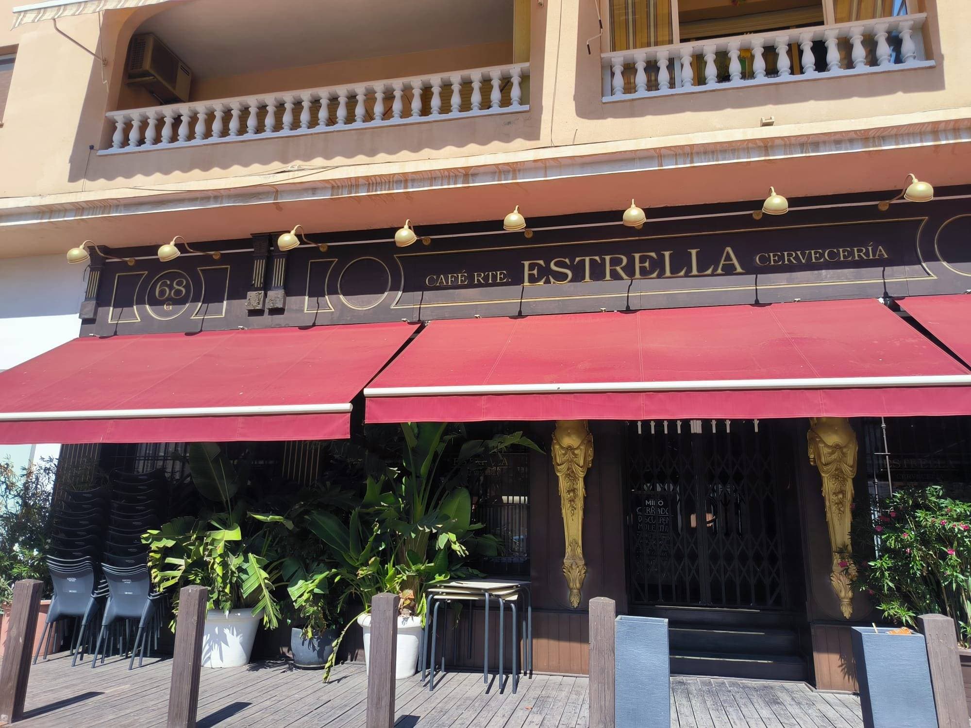 ¡Oportunidad única! Se vende restaurante consolidado en San Pedro del Pinatar, un establecimiento que cuenta con más de 35 años funcionando y una base sólida de clientes fijos. 🍽️ Este local está totalmente equipado, incluyendo salida de humo y licencia para la venta de alcohol🍷. Ubicado estratégicamente en el centro urbano a solo 1000 metros de la playa 🏖️ sobre una calle peatonal muy transitada, lo que garantiza visibilidad y afluencia constante. El precio incluye también una acogedora vivienda contigua compuesta por dos dormitorios 🌙 y un baño completo 🚿. Además, se incluirán artículos como alcohol y refrescos entre otros productos necesarios para continuar operando sin inconvenientes💼✨ ¡No pierdas esta oportunidad excepcional para invertir o iniciar tu propio negocio gastronómico!