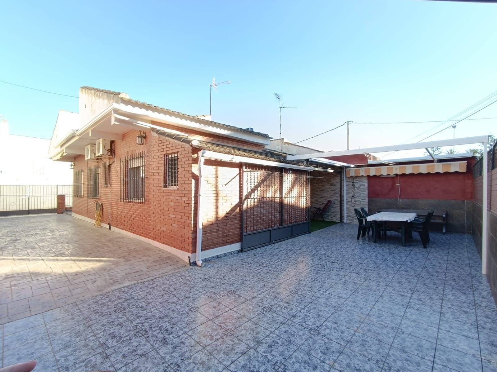 🏡 This stunning semi-detached villa is located in the peaceful Los Cuarteros area of ​​San Pedro del Pinatar. With a constructed area of ​​240 m² and a usable area of ​​120 m², this renovated home offers an ideal space to enjoy with family and friends. It features 🌞 three bright double bedrooms that guarantee comfort and relaxation. With two modern bathrooms 🚿, every corner has been designed with your comfort in mind. The southeast orientation allows you to make the most of the sunny hours while enjoying pleasant views from the terrace ☀️. Just 💧200 meters from the sea, this property is perfect for sun lovers and those who appreciate Mediterranean style. It also includes private parking 🅿️ and is close to amenities such as nearby children's play areas 👶🏻, schools 🎓, hospitals 🏥, and shopping centers 🛍️, making everyday life easier. The surroundings are also notable for their trees 🍃 that provide a cool, fresh atmosphere, as well as their accessibility thanks to nearby bus stops 🚌. Don't miss this opportunity! This house will offer you not just a place to live, but a whole lifestyle!