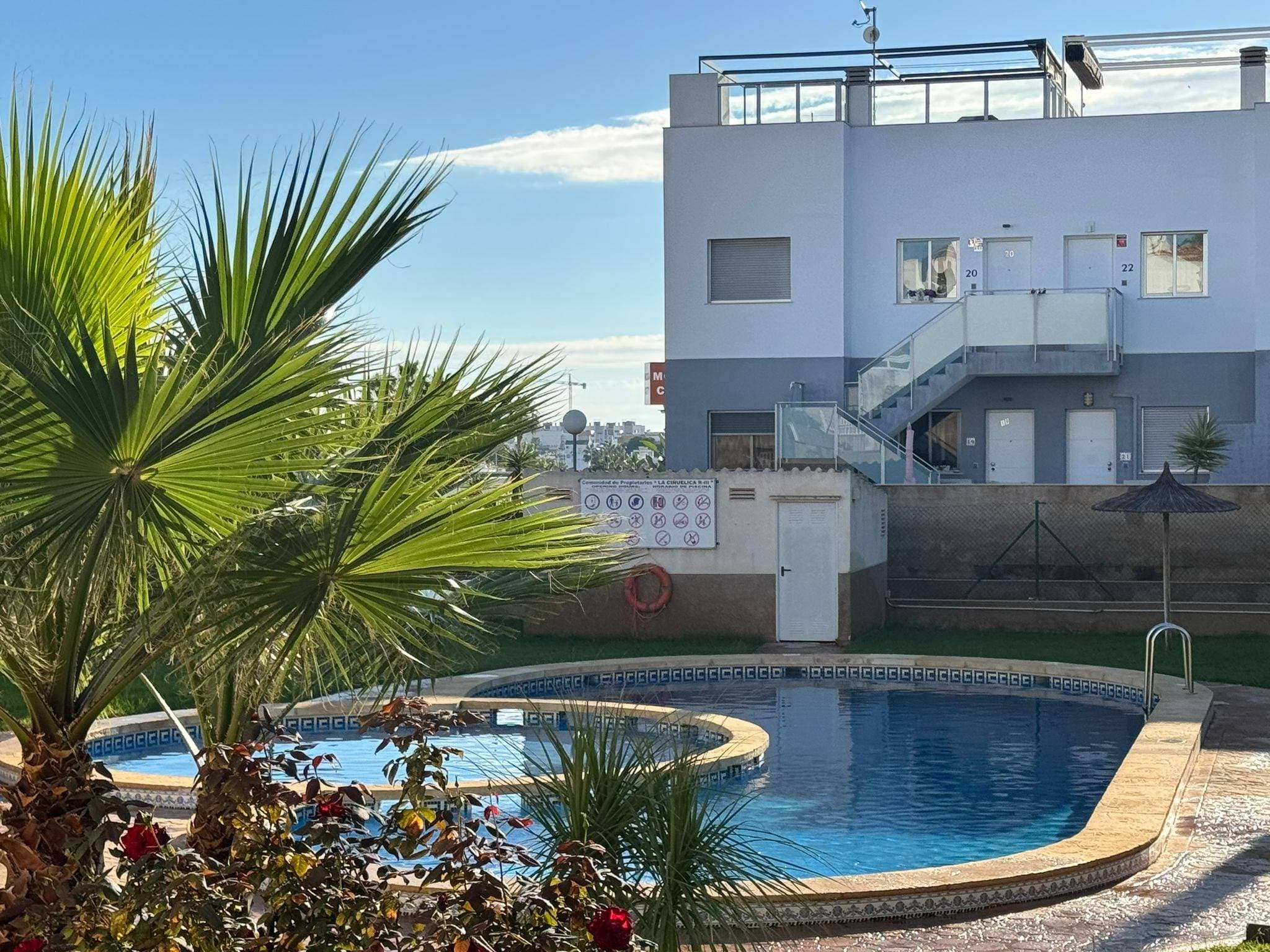 Discover this charming bungalow located in the peaceful city of Orihuela, specifically in the sought-after Los Balcones and Los Altos area. 🏡 With an attractive price of just €159,999, this property boasts a built area of ​​89 m² and a usable area of ​​57 m², perfect for enjoying everyday comfort. Its southwest orientation guarantees natural light throughout the day ☀️. Just 2 km from the sea 🌊, you'll have quick access to the most beautiful beaches. The property features two spacious double bedrooms 🛌 and a full bathroom 🚿, ideal for families or couples seeking comfort without sacrificing modern style. All rooms are exterior-facing, allowing you to enjoy unobstructed views from your private terrace 🍃. Among the many extras is a communal swimming pool 💦, perfect for cooling off in the summer; It's also surrounded by children's play areas 👶🏼 where your little ones can play freely and walk to nearby schools 📚. You'll also find hospitals ⚕️ and shopping centers 🛍️ nearby. There are also excellent public transport connections 🚎. Don't miss this unique opportunity! Book your visit today.