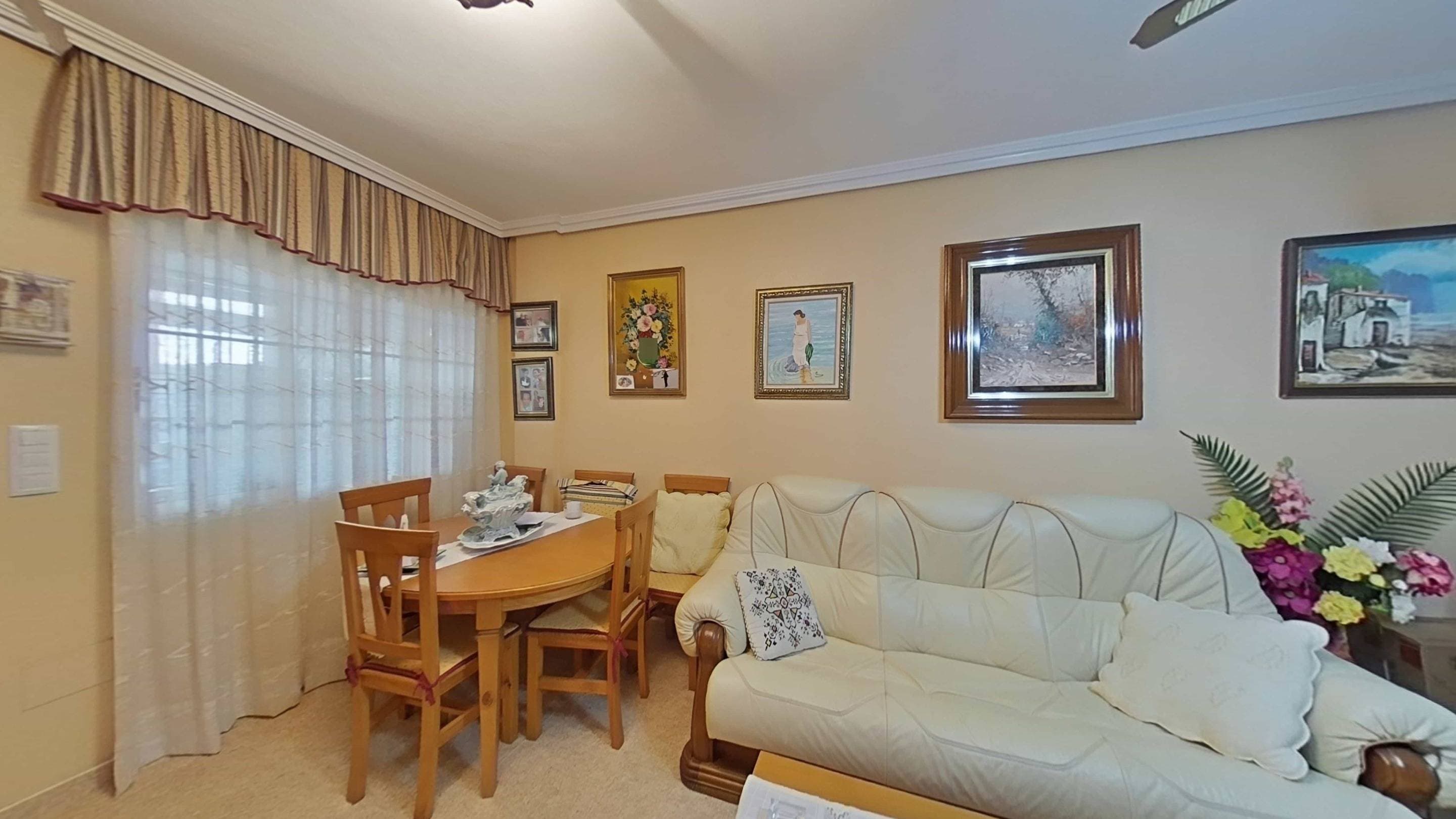 ¡Tu hogar ideal te espera en San Pedro del Pinatar! Descubre este encantador chalet adosado en la zona de Lo Pagán, donde la tranquilidad y el confort se fusionan en cada rincón. Con **95 m²** de espacio cuidadosamente diseñado, esta casa es perfecta para disfrutar en familia o con amigos. **¡Imagina esas tardes inolvidables en su amplia terraza. A un paso del parque natural de las salinas de san Pedro del Pinatar con varios centros de salud y bienestar cerquita 3 amplias habitaciones dobles, 2 baños completos, esta propiedad está lista para que te mudes y comiences a vivir tus mejores momentos. La cocina equipada invita a preparar deliciosas comidas. La casa dispone de una amplia terraza con espacio para aparcar un coche Extras que te enamorarán: - Aire acondicionado para tu total confort.  - Armarios empotrados, balcón y patio para aprovechar cada espacio.  - Luminosidad que llena cada rincón de la casa.  - Espaciosa lavandería, pérgola y una terraza acristalada ideal para todas las estaciones.  Vivir aquí significa estar cerca de todo: autobuses, centros comerciales, colegios, campos de golf, parques, y supermercados. Vive rodeado de naturaleza, comodidad y todos los servicios que necesitas. ¡Esta es tu casa soñada!