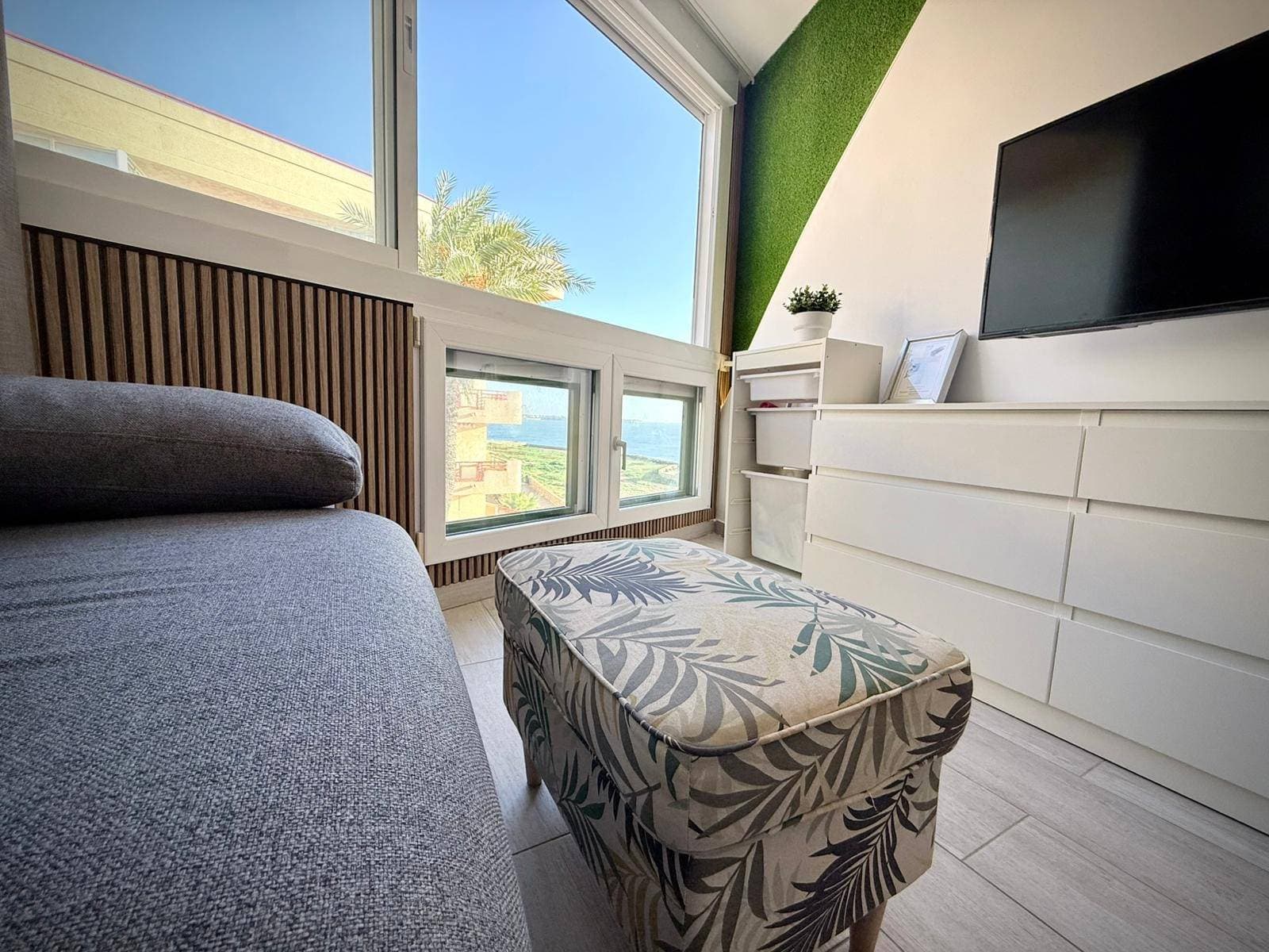 Discover this charming studio apartment in the sought-after Mil Palmeras area of ​​Alicante. This cozy space boasts a built area of ​​32 m² and a usable area of ​​30 m², ideal for those seeking comfort without sacrificing location. Priced at an attractive €121,850, this property is move-in ready. Located just 30 meters from the sea, you can enjoy the soothing sound of the waves and exceptional views from the balcony every day. The studio faces northeast, ensuring plenty of natural light throughout the day. Furthermore, it's part of a private residential complex offering various amenities such as a swimming pool, as well as convenient access to buses, shopping centers, schools, and even hospitals. The green areas with trees offer ideal spaces for peaceful strolls while children enjoy the play areas 👶🏻🌳. Don't miss this opportunity! Come and discover your new home by the sea.