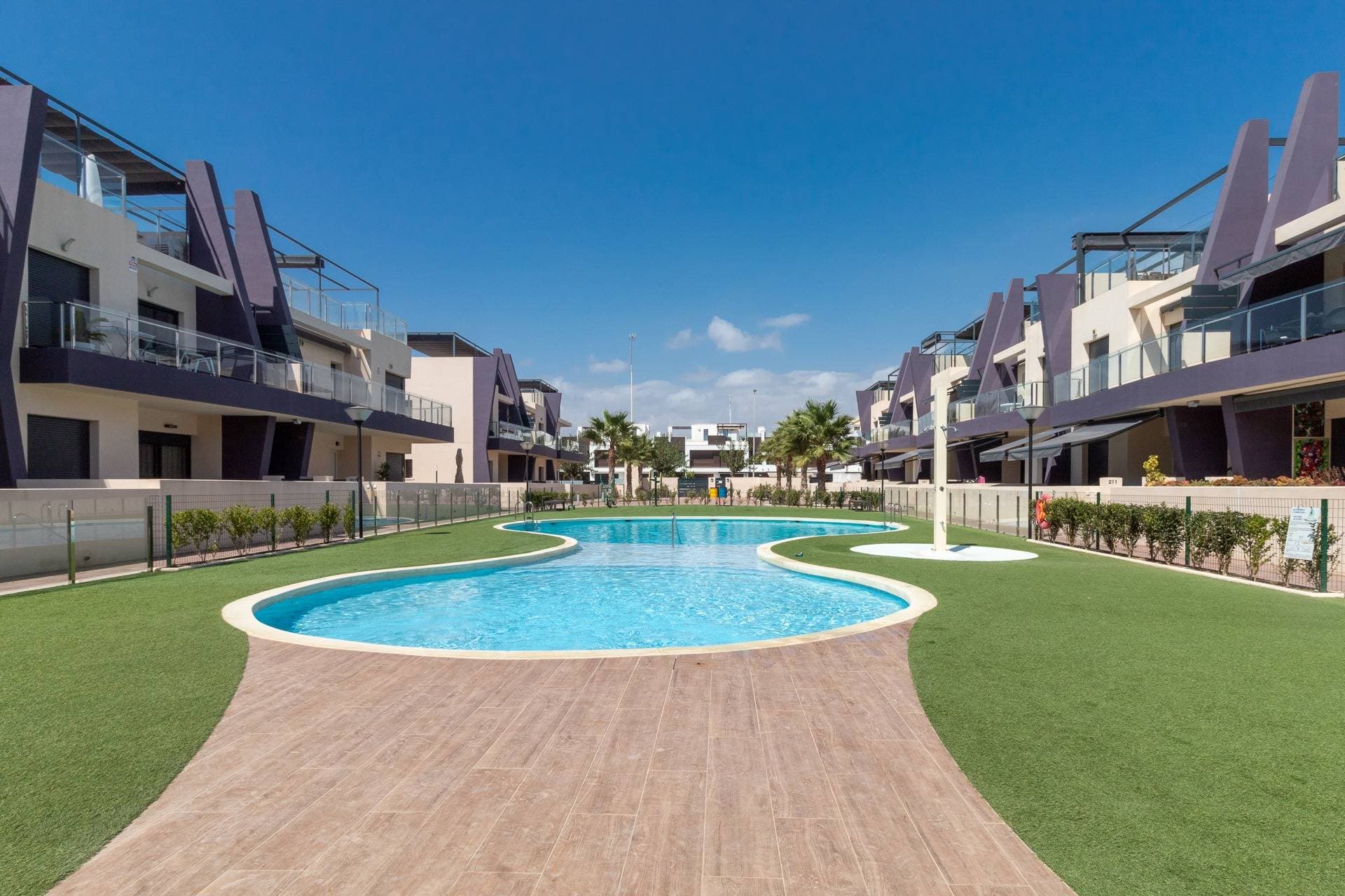 Discover this spectacular duplex penthouse in La Torre de la Horadada, just 500 meters from the sea 🌊. With a constructed area of ​​95 m² and a usable area of ​​70 m², this property is ready to move into 🏡. Enjoy its two spacious double bedrooms and two fully equipped bathrooms 🚿. The property is located in a private residential complex that offers a swimming pool 💦 and children's play areas, ideal for families 👨‍👩‍👧‍👦. It also features sunny terraces where you can relax while enjoying the views ☀️🌳. Surrounded by lush trees 🍃, you'll have easy access to shopping centers 🛍️, schools 📚, and even hospitals 🏥 near the metropolitan area 🎉. Don't miss this unique opportunity! This is the perfect home to enjoy Mediterranean style by the sea.