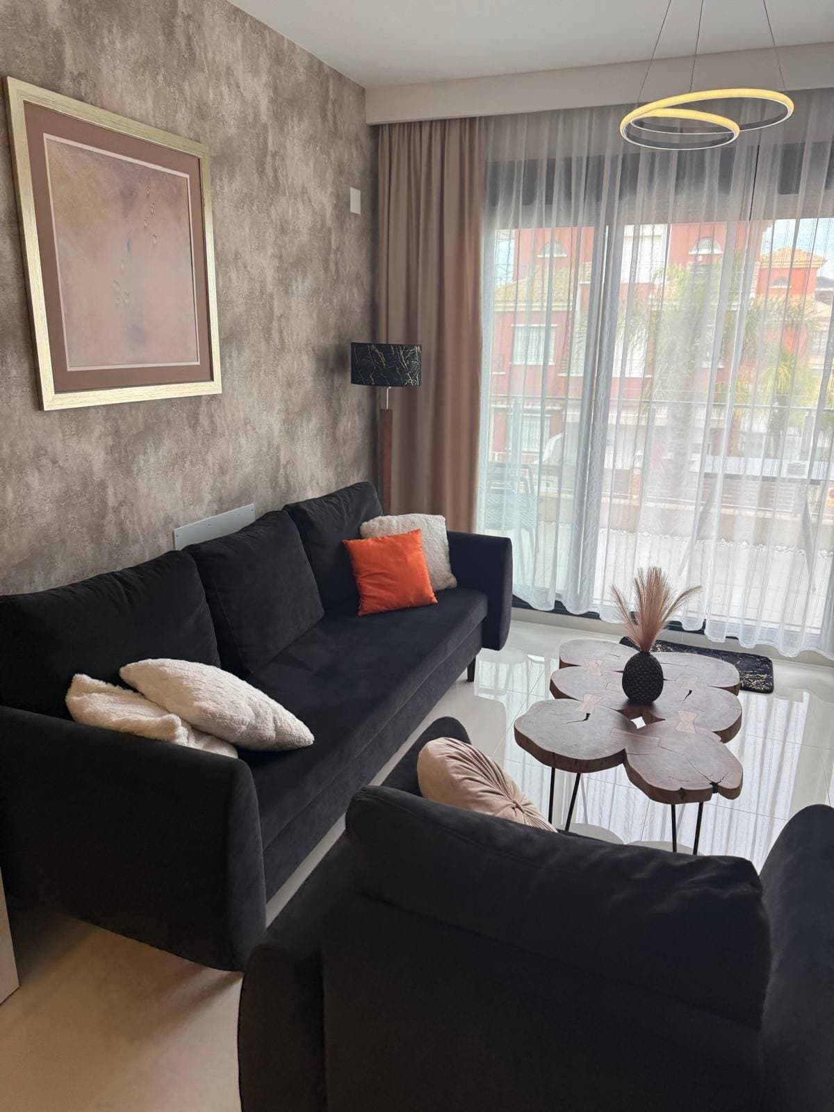 Discover this spectacular duplex penthouse in La Torre de la Horadada, just 500 meters from the sea 🌊. With a constructed area of ​​95 m² and a usable area of ​​70 m², this property is ready to move into 🏡. Enjoy its two spacious double bedrooms and two fully equipped bathrooms 🚿. The property is located in a private residential complex that offers a swimming pool 💦 and children's play areas, ideal for families 👨‍👩‍👧‍👦. It also features sunny terraces where you can relax while enjoying the views ☀️🌳. Surrounded by lush trees 🍃, you'll have easy access to shopping centers 🛍️, schools 📚, and even hospitals 🏥 near the metropolitan area 🎉. Don't miss this unique opportunity! This is the perfect home to enjoy Mediterranean style by the sea.