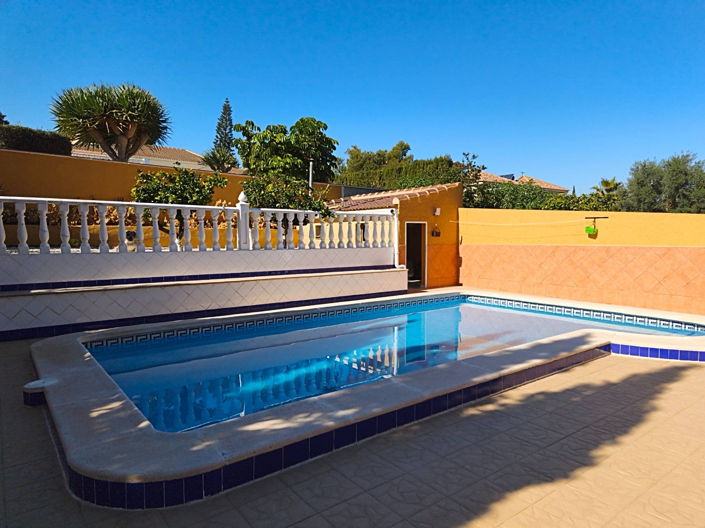 Eksklusiv frittstående villa i Los Balcones, Torrevieja, beliggende i et av byens mest prestisjefylte, etablerte og ettertraktede boligområder. En eiendom med enormt potensial, ideell både som en eksklusiv helårsbolig, ferieinvestering eller til og med som en forretningsmulighet. Plassert på en romslig tomt på 700 m² tilbyr denne imponerende enetasjes boligen 150 m² bebygd areal, og utmerker seg med sin generøse planløsning, utmerkede romfordeling og flere allsidige oppholdsrom som enkelt kan tilpasses ulike behov, inkludert muligheten for å etablere flere soverom dersom ønskelig. Eiendommen er svært godt vedlikeholdt og har store stuer, avslapningsområder, privat badstue, solarium, kjeller med lagringsplass samt omfattende uteområder med asfalterte flater og modne trær som gir privatliv og komfort. Det private svømmebassenget, terrassen og de vakre uteområdene skaper en ekte middelhavsoase, perfekt for å nyte det privilegerte klimaet på Costa Blanca året rundt. I tillegg har villaen privat parkering på tomten og ligger kun få meter fra restauranter, supermarkeder, kjøpesentre, skoler, helsetjenester og alle nødvendige fasiliteter, samtidig som havet ligger bare én kilometer unna. Takket være sin strategiske beliggenhet, store tomt og eksepsjonelle fleksibilitet representerer denne eiendommen en fremragende fremtidsinvestering og en unik mulighet for dem som søker livskvalitet, eksklusivitet og en trygg eiendomsinvestering i et av Torreviejas beste områder. En personlig visning anbefales sterkt for å fullt ut oppdage eiendommens virkelige verdi, mange muligheter og unike attraktivitet.