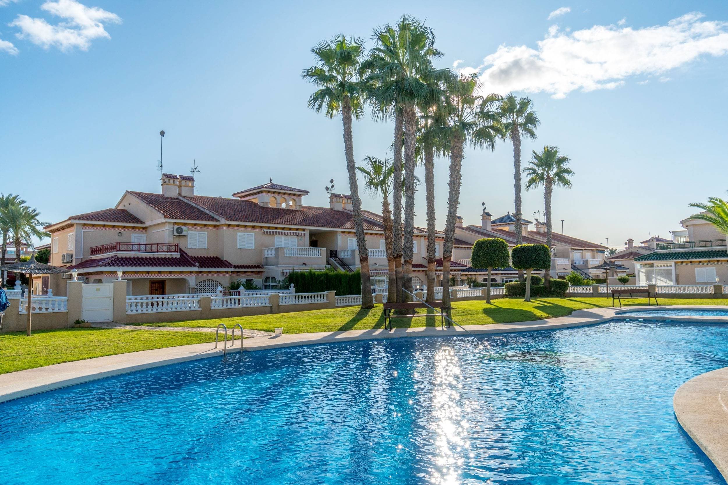 Oppdag ditt nye hjem i Orihuela Costa! 🏡 Denne spektakulære dupleksen, som ligger i det rolige og ettertraktede Zeniamar-området, er perfekt for de som søker komfort og stil. Med et bebygd areal på 114,99 m² har den to romslige dobbeltrom 🛌 og en helutvendig design som garanterer naturlig lys hele dagen ☀️. Eiendommen er i utmerket stand, klar til innflytting uten behov for renovering. Komplekset tilbyr fantastiske fellesområder som et svømmebasseng 🌊 hvor du kan nyte middelhavsklimaet med familie og venner, samt lekeområder for barn som er ideelle for de små 👶🏻👧🏽. Videre har du direkte tilgang til nærliggende skoler 🎓, sykehus 🚑 og bussholdeplasser 🚌, noe som gjør din daglige pendling enklere. Ikke gå glipp av denne unike muligheten for kun €275 000 💰! Ditt nye liv venter på deg her!
