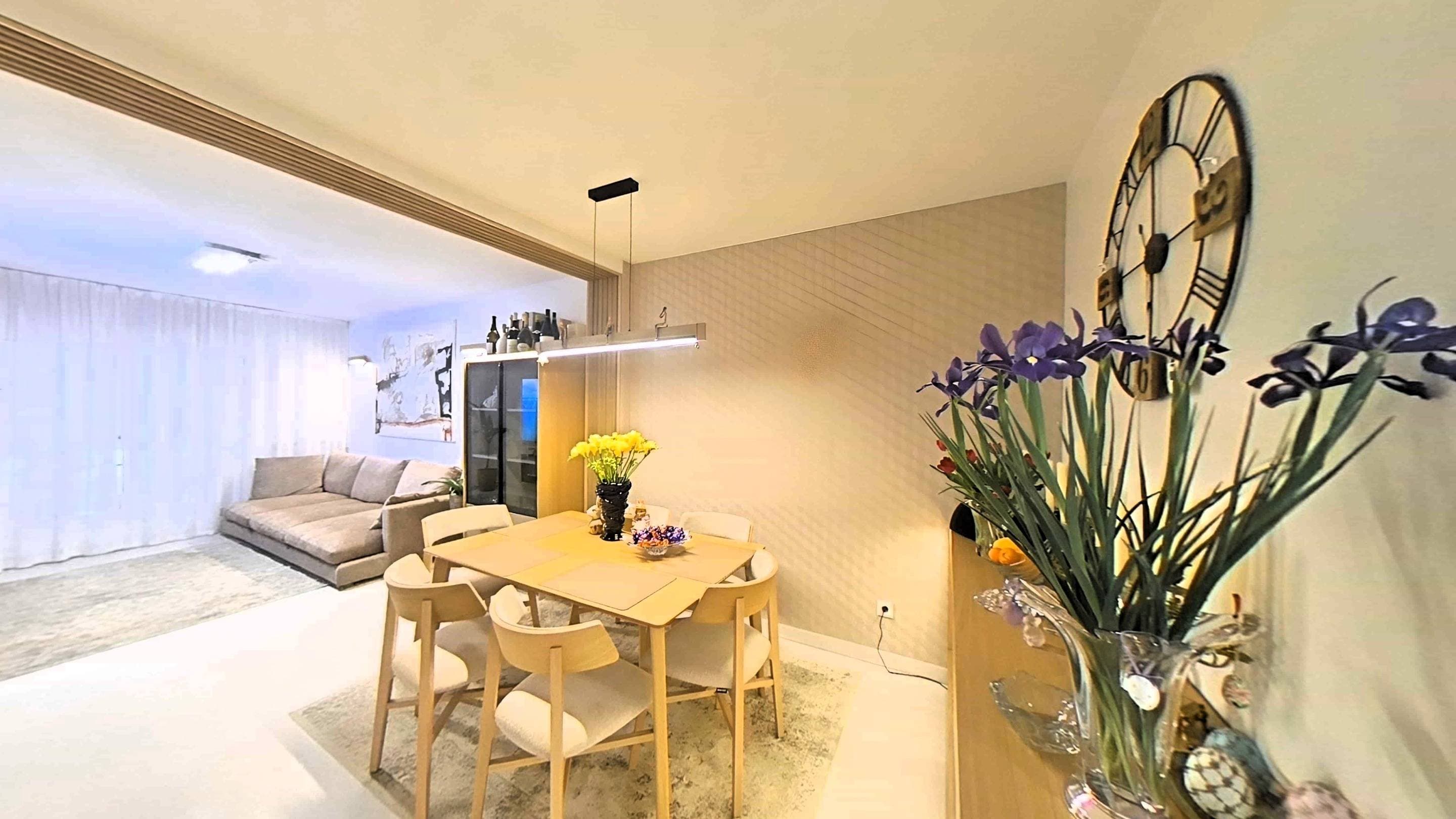 Discover this stunning two-bedroom apartment in the exclusive Villananitos area, just 100 meters from the sea. With a built area of ​​92 m² and a usable area of ​​88 m², this property has been completely renovated with meticulous attention to detail. Enjoy its bright, east-facing exterior design, which allows for abundant natural light. Underfloor heating and Italian vinyl flooring create comfortable living spaces, and built-in LED screens let you enjoy your favorite programs from any room. The kitchen is equipped with premium appliances, guaranteeing quality and durability, while the bathroom features a modern rain shower controlled by advanced technology for your ultimate daily pleasure. This property also offers attractive amenities such as a communal swimming pool, private parking, and nearby facilities including buses, shopping centers, and children's play areas—ideally located for families. Don't miss this unique opportunity to live near the sea in one of the most meticulously maintained apartments currently available.