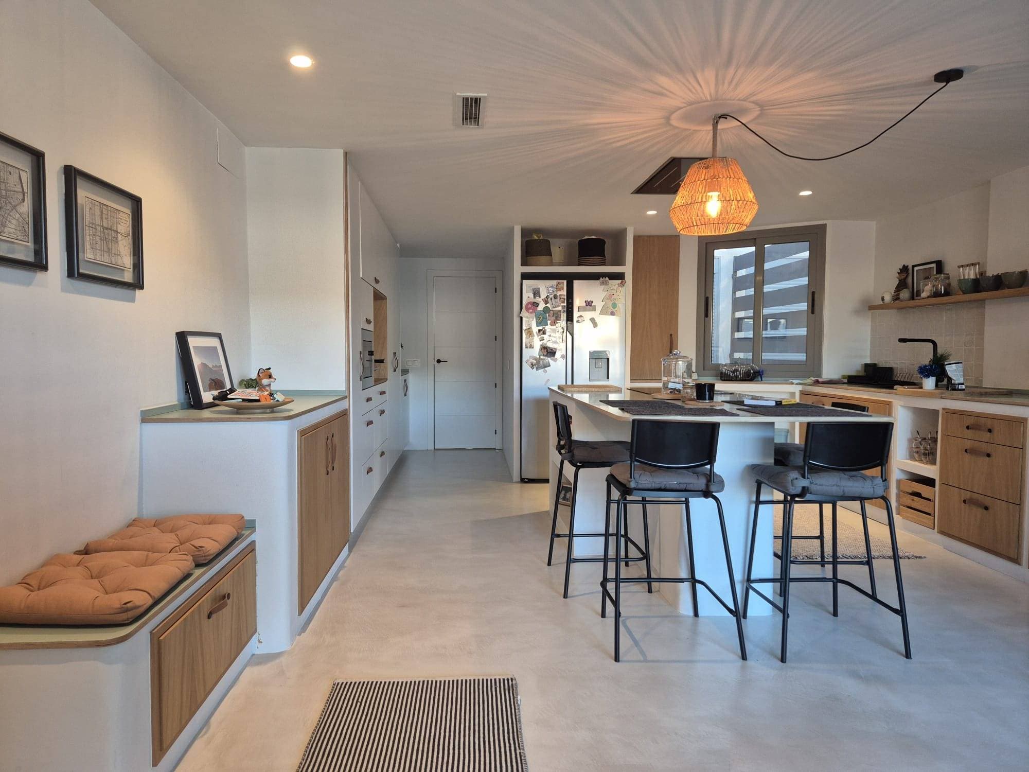 Welcome to your new home! This beautiful duplex penthouse offers 150 m2 of living space, distributed over two floors. Located in the charming town of San Javier, it's within easy reach of the best beaches and golf courses, as well as bars, supermarkets, schools, and more. A unique opportunity you won't want to miss. Priced competitively at just €277,800, this property offers comfortable spaces designed for family and social enjoyment. The home features two bedrooms and two full bathrooms, one of which is en-suite with a spectacular walk-in shower. A kitchen-living room with a stunning island and an 8 m2 balcony overlook the pool and a 50 m2 solarium terrace, perfect for relaxing at the end of the day and enjoying pleasant summer evenings. The penthouse also boasts multipurpose spaces, including a spacious 50 m2 living room, a laundry area, and a guest toilet. A 40 m2 enclosed garage is included in the price.