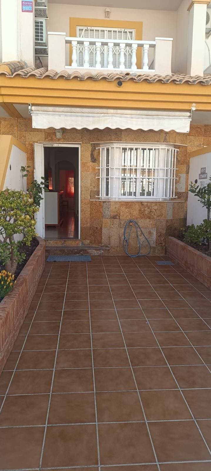 A unique opportunity in the heart of San Pedro del Pinatar! This spectacular duplex townhouse, attractively priced at €190,900, offers 100 m² of built area and 80 m² of living space. Ready to move in immediately, it features two comfortable double bedrooms and an additional room that can be adapted to your needs. With two full bathrooms 🚿, this home also boasts a bright and airy exterior . Located just 800 meters from the sea , you'll enjoy not only the sunshine but also easy access to various nearby amenities: shopping centers , schools 🎓, and even children's play areas perfect for little ones. The property includes extras such as a communal swimming pool and a private terrace where you can relax while enjoying the views of the surrounding natural landscape filled with trees . The gated community offers complete security and is conveniently located near bus stops providing easy access to other important areas, including hospitals . Don't miss this opportunity; this townhouse is perfect whether you're looking for your ideal home or a secure investment!