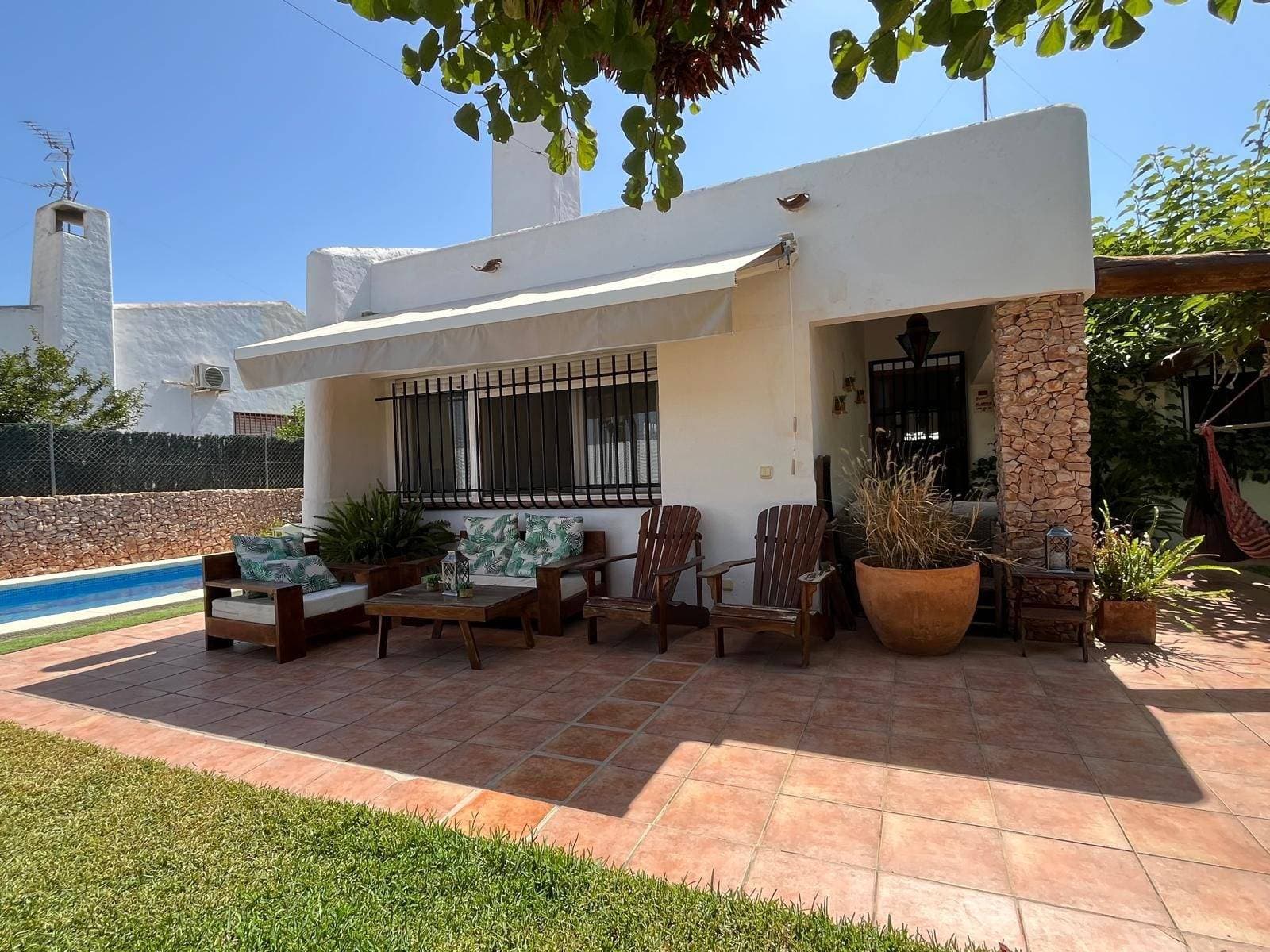 Discover this wonderful villa in Santiago de la Ribera, located just 600 meters from the sea . This property boasts a coDiscover this wonderful villa in Santiago de la Ribera, located just 500 meters from the sea. This property boasts 145 m² of living space on a 500 m² plot, perfect for enjoying with family or friends. The house includes two double bedrooms and two full bathrooms, offering comfort and functionality in every corner. The house is move-in ready, requiring no renovations! Enjoy the outdoors on its spacious terrace next to your own swimming pool, surrounded by a beautiful garden full of trees that provide privacy and shade during the warmer months. Located close to amenities such as buses, shopping centers, schools, and even hospitals, this property is ideal for year-round living or as a holiday investment. You can also enjoy unobstructed views of the surrounding natural landscape. Don't miss this opportunity; this real estate gem is available for €527,000! Contact us today.nstructed area of ​​165 m² and a usable area of ​​145 m², perfect for enjoying with family or friends . The villa includes two double bedrooms and two full bathrooms , offering comfort and functionality in every corner. The house is move-in ready with no renovations required! Enjoy the outdoors on its spacious terrace next to your own swimming pool surrounded by a beautiful garden full of trees that provide privacy and shade during the warmer months. Located near public transportation such as buses , shopping centers , schools , and even hospitals , this property is ideal for year-round living or as a vacation investment. Plus, you can enjoy unobstructed views of the surrounding natural landscape . Don't miss this opportunity; this real estate gem is available for €527,000! Contact us today .
