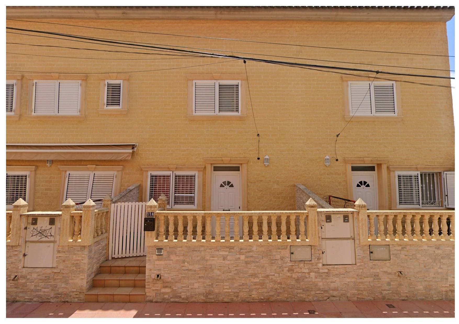 Discover this stunning duplex located in the heart of Santiago de la Ribera, just 200 meters from the sea. With a constructed area of ​​200 m² and a usable area of ​​135 m², this property has been completely renovated to offer you maximum comfort and elegance. It features two spacious double bedrooms and two additional bedrooms, ideal for guests or as versatile spaces depending on your needs. It also boasts two modern bathrooms equipped with all the necessary amenities. The location is unbeatable: enjoy the relaxed coastal lifestyle without sacrificing quick access to local services, restaurants, and nearby shops. This duplex not only represents an excellent real estate opportunity due to its competitive price of €280,000 but also a place to create unforgettable memories by the Mediterranean Sea.