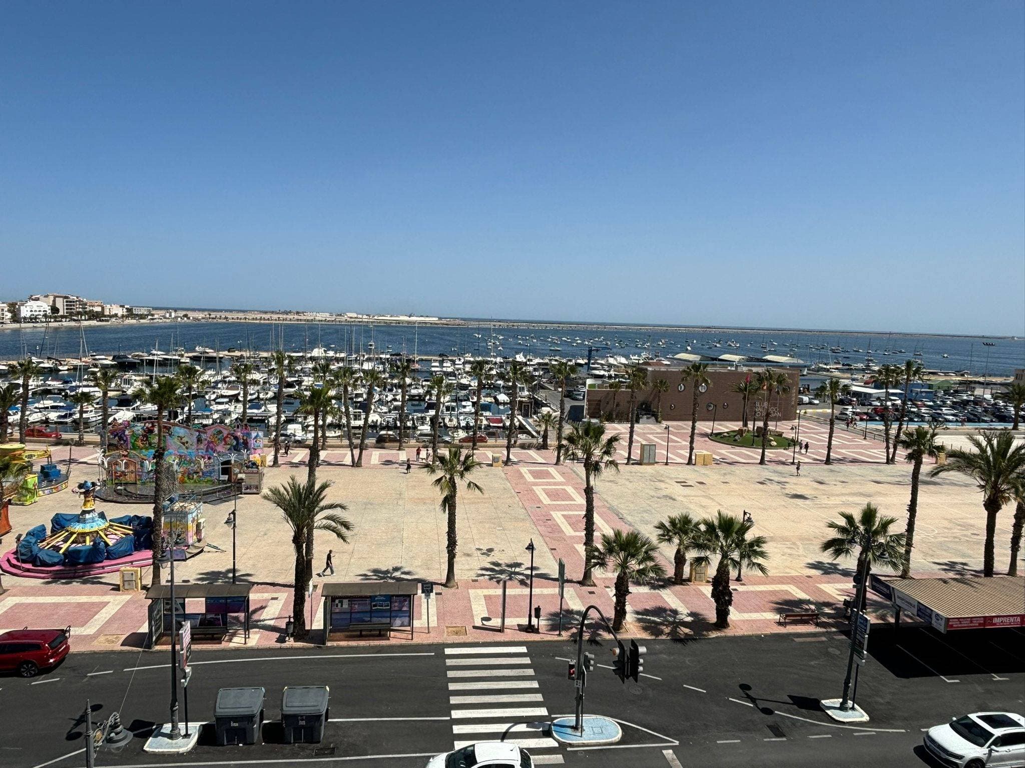 The location also offers numerous nearby amenities, including well-connected local buses to other major areas and essential infrastructure such as schools and hospitals, as well as shopping centers for your daily needs. There are also perfect children's play areas if you have young children. This apartment not only represents an excellent residential location but also a valuable investment due to its unique features within the current real estate market, priced at €220,900.