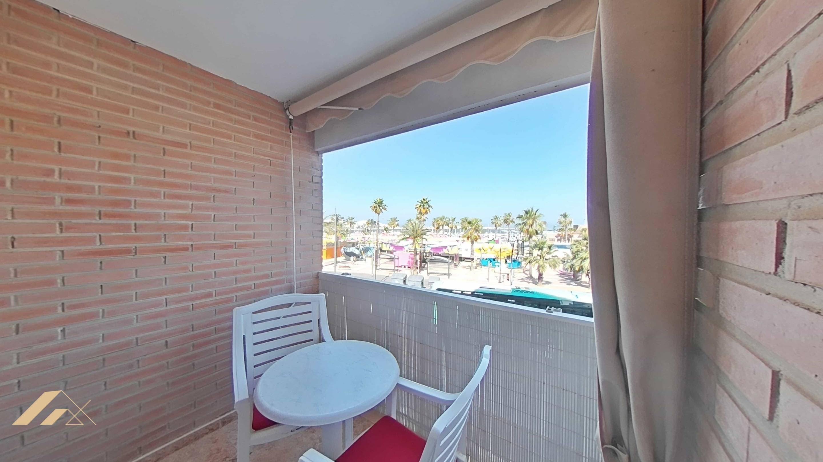 Descubre este maravilloso apartamento situado en la exclusiva zona de La Puntica, Lo Pagán. Con un precio competitivo de €220,900, esta propiedad se encuentra a tan solo 100 metros del mar y ofrece una superficie construida de 127 m² y útil de 120 m². El inmueble cuenta con un diseño funcional que incluye una habitación doble y dos habitaciones sencillas ideales para disfrutar con familia o amigos. Además, dispone de dos baños completos que garantizan comodidad; muy importante es que también incluye plaza de garaje y trastero sin costo adicional. La orientación suroeste permite aprovechar al máximo la luz natural durante todo el día e invita a relajarse en su terraza mientras contemplas las vistas encantadoras hacia el puerto deportivo, paseo marítimo La Mota y Salinas de San Pedro del Pinatar; además está muy cerca los famosos lodos terapéuticos del Mar Menor. Este piso no sólo destaca por sus comodidades internas sino también por estar ubicado estratégicamente junto a importantes centros comerciales así como colegios reconocidos lo cual hace aún más atractiva esta opción tanto para vivir permanentemente como inversión. Para mayor tranquilidad cuenta además con acceso cercano al transporte público así como hospitales disponibles dentro muy poco alcance convirtiéndolo innegablemente en una excelente elección inmobiliaria. No pierdas esta oportunidad única: ¡Contáctanos hoy mismo!