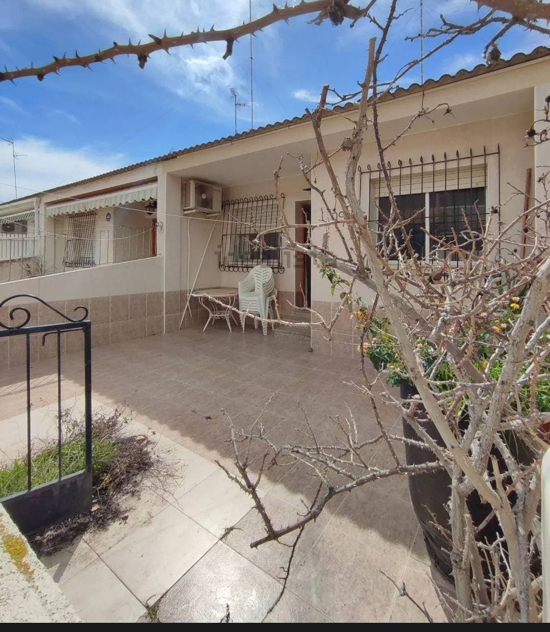 We present this semi-detached villa, perfectly located in the sought-after town of Lo Pagán. This property offers an excellent opportunity for those interested in renovating and personalizing their new home to their liking. The house boasts a functional design, with spacious and bright rooms, and is surrounded by essential amenities such as supermarkets, restaurants, and recreational areas. Just minutes from the Mar Menor, you can enjoy the nearby beaches year-round. Its strategic location guarantees easy access to public transport and main roads. Don't miss this unique opportunity for only €129,000, ideal for either a permanent residence or a holiday investment.