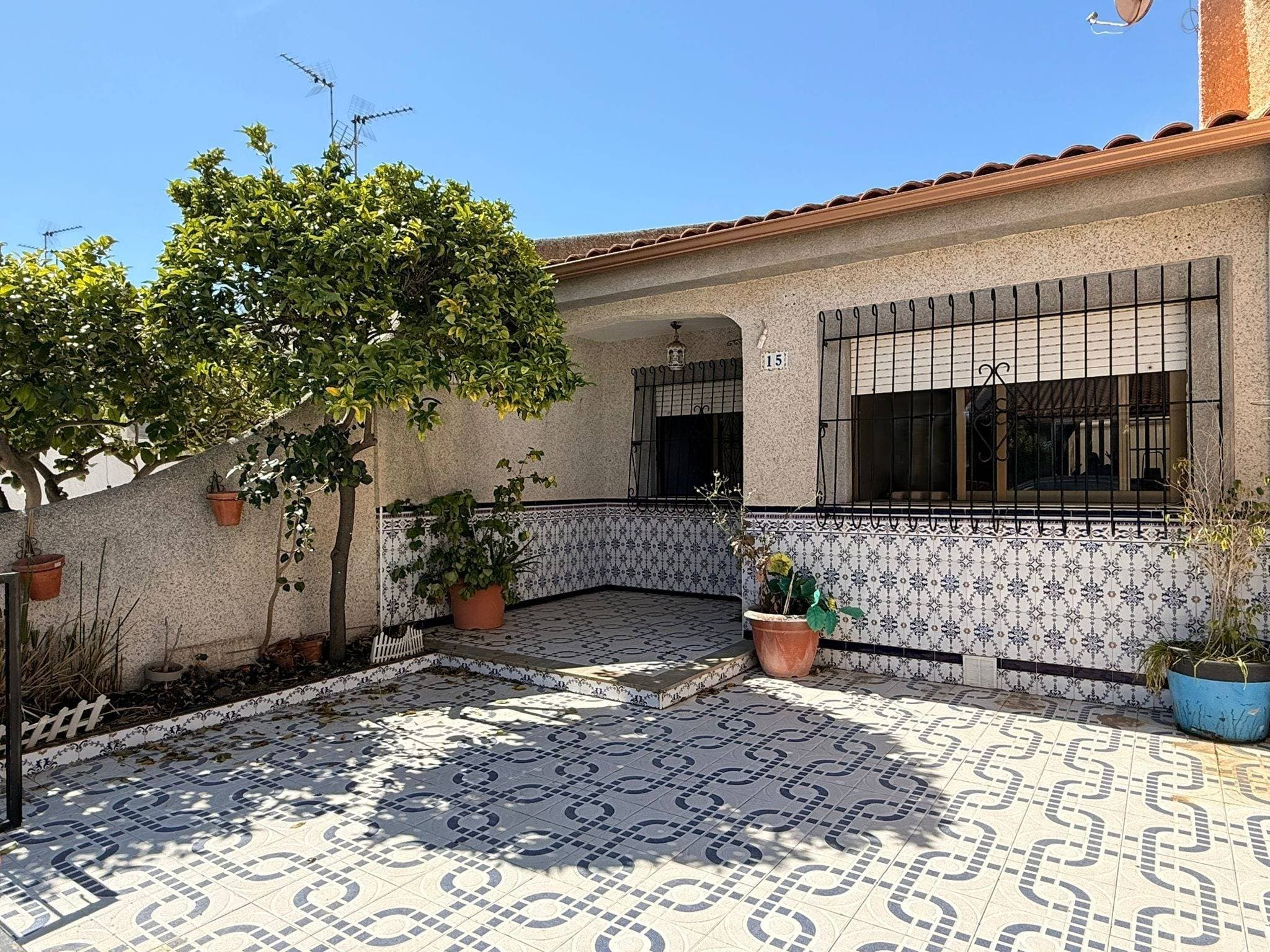 We present a charming semi-detached villa located in the exclusive Los Narejos area, ideal for those seeking tranquility and proximity to everyday amenities. This property features two comfortable bedrooms and a full bathroom, perfect for a small family or as a holiday investment. Enjoy pleasant moments in the cozy dining room, equipped with a fireplace that provides warmth during the cooler months. The functional kitchen includes a practical enclosed laundry area that maximizes usable space. The private porch allows you to enjoy the excellent climate characteristic of the warm Murcian coast, perfect for relaxing outdoors or hosting social gatherings with family and friends. Furthermore, this magnificent home is located just a few minutes' walk from the Las Velas shopping center, where you will find a variety of shops and services; it is also close to the weekly Saturday market offering fresh local produce. To complete this attractive profile, it is worth noting that the beach is very close, as are several internationally renowned golf courses, making this property not only a home but also a unique opportunity within the local real estate market.