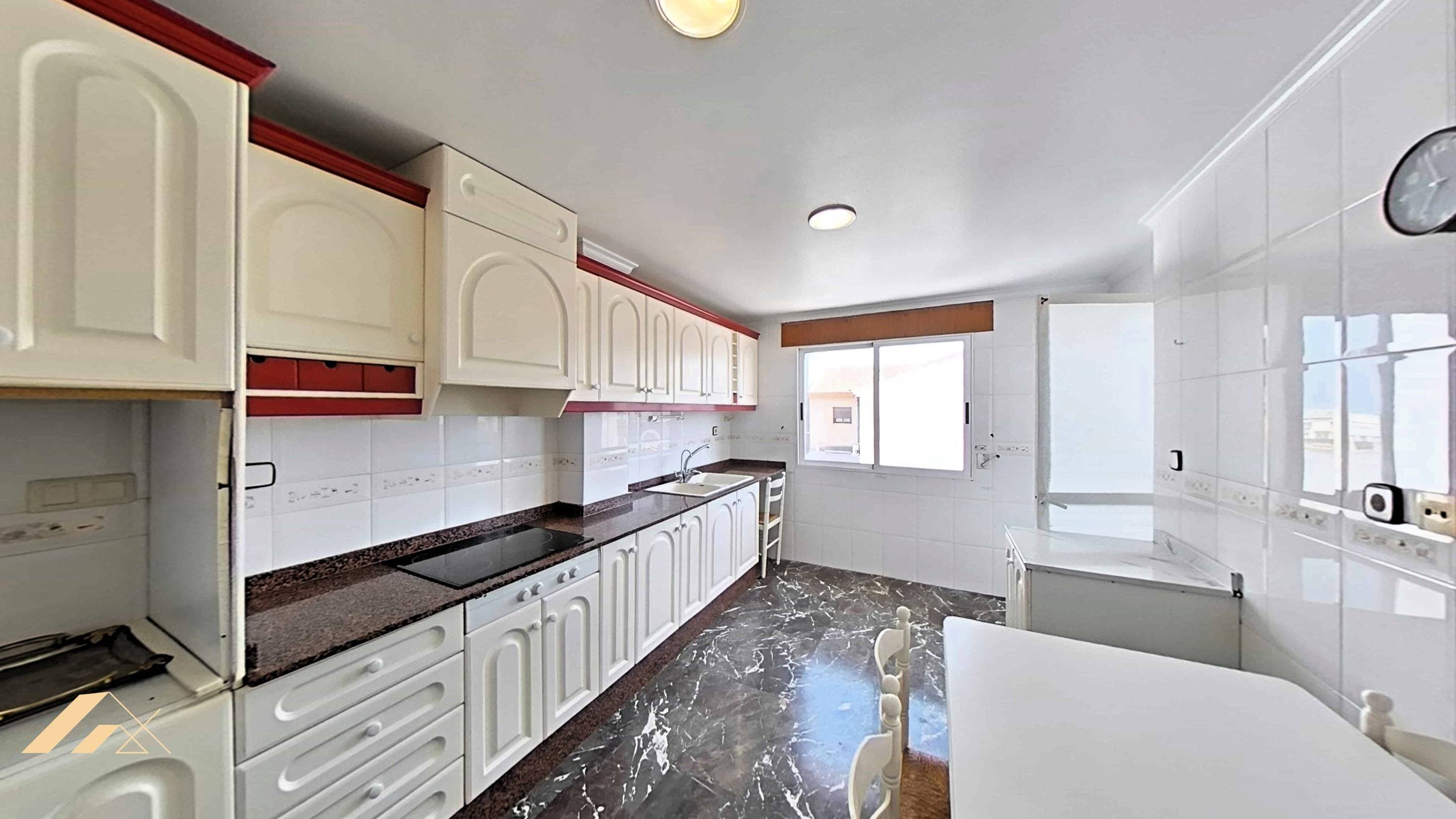 APARTAMENTO DE LOS QUE YA NO EXISTEN EN EL MERCADO Hay viviendas que se visitan y viviendas que sorprenden. Esta es de las segundas. En una época donde las promociones nuevas reducen cada vez más los metros cuadrados, encontrar un apartamento de estas dimensiones en pleno centro de Pilar de la Horadada es prácticamente imposible. Situado en la tercera planta de un edificio con ascensor, esta espectacular vivienda ofrece espacios que recuerdan a las grandes construcciones de antaño: estancias amplias, luminosas y pensadas para disfrutar de verdad del hogar. Dispone de cuatro dormitorios completamente exteriores, algo cada vez más difícil de encontrar. Uno de ellos cuenta además con acceso directo a la terraza, permitiendo disfrutar de la luz natural y del aire mediterráneo desde el primer momento del día. El corazón de la vivienda es su impresionante salón, una estancia amplia y acogedora con salida directa a un fantástico balcón-terraza donde disfrutar de desayunos al sol, reuniones familiares o simplemente contemplar la vida del centro urbano desde una posición privilegiada. Pero si hay una estancia que enamora especialmente es su enorme cocina independiente de aproximadamente 35 m². Un espacio que hoy en día prácticamente ha desaparecido del mercado inmobiliario. Aquí hay sitio para cocinar, comer, reunirse con la familia y convertirla en el auténtico centro de la vivienda. La propiedad dispone además de dos baños completos, plaza de garaje y todas las comodidades necesarias para una vida cómoda durante todo el año. La ubicación es sencillamente inmejorable. Situada junto al Ayuntamiento y a escasos metros de la Calle Mayor, tendrá a pie de calle supermercados, cafeterías, comercios, farmacias, colegios, bancos y todos los servicios necesarios para el día a día. Y cuando apetezca disfrutar del mar, las magníficas playas de Torre de la Horadada se encuentran a tan solo 10 minutos, autovia hacia Murcia o Alicante a 5 minutos, aeropuertos a 35 minutos, el de Murcia o el de Alicante. Una vivienda ideal para familias numerosas, para quienes teletrabajan y necesitan espacio, o para cualquiera que valore los metros cuadrados por encima de las modas pasajeras. Porque los apartamentos modernos podrán ser más nuevos, pero muy pocos pueden ofrecer la amplitud, la comodidad y la sensación de hogar que transmite esta propiedad. Si siempre ha pensado que las viviendas de hoy son demasiado pequeñas, esta puede ser exactamente lo que estaba buscando. Elvira Home Real Estate "Las oportunidades pasan una vez. Las viviendas como esta, cada muchos años."