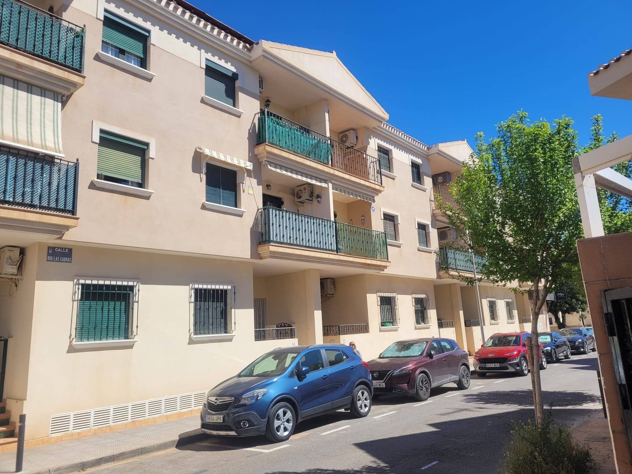 Descubre este encantador apartamento situado en la tranquila zona de Lomas del Rame, dentro del vibrante municipio de Los Alcázares. Con un precio atractivo de €137,900, esta propiedad cuenta con una superficie construida de 70 m² y útil de 64 m², ofreciendo el espacio ideal para disfrutar tanto como residencia permanente o escapada vacacional. Su orientación sur garantiza luminosidad durante todo el día y su estado es impecable: ¡prácticamente listo para entrar a vivir! Este acogedor hogar dispone de una habitación doble y otra sencilla más un baño completo; perfecto para parejas o pequeños núcleos familiares. A solo 900 metros del mar Mediterráneo podrás aprovechar al máximo las playas que adornan la costa murciana. Además, se encuentra rodeado por diversas comodidades tales como zonas infantiles ideales para los más pequeños، colegios cercanos ، hospitales و centros comerciales que facilitan tu vida diaria así como acceso a transporte público gracias a paradas próximas.Auténtica oportunidad inmobiliaria lista para ser disfrutada!