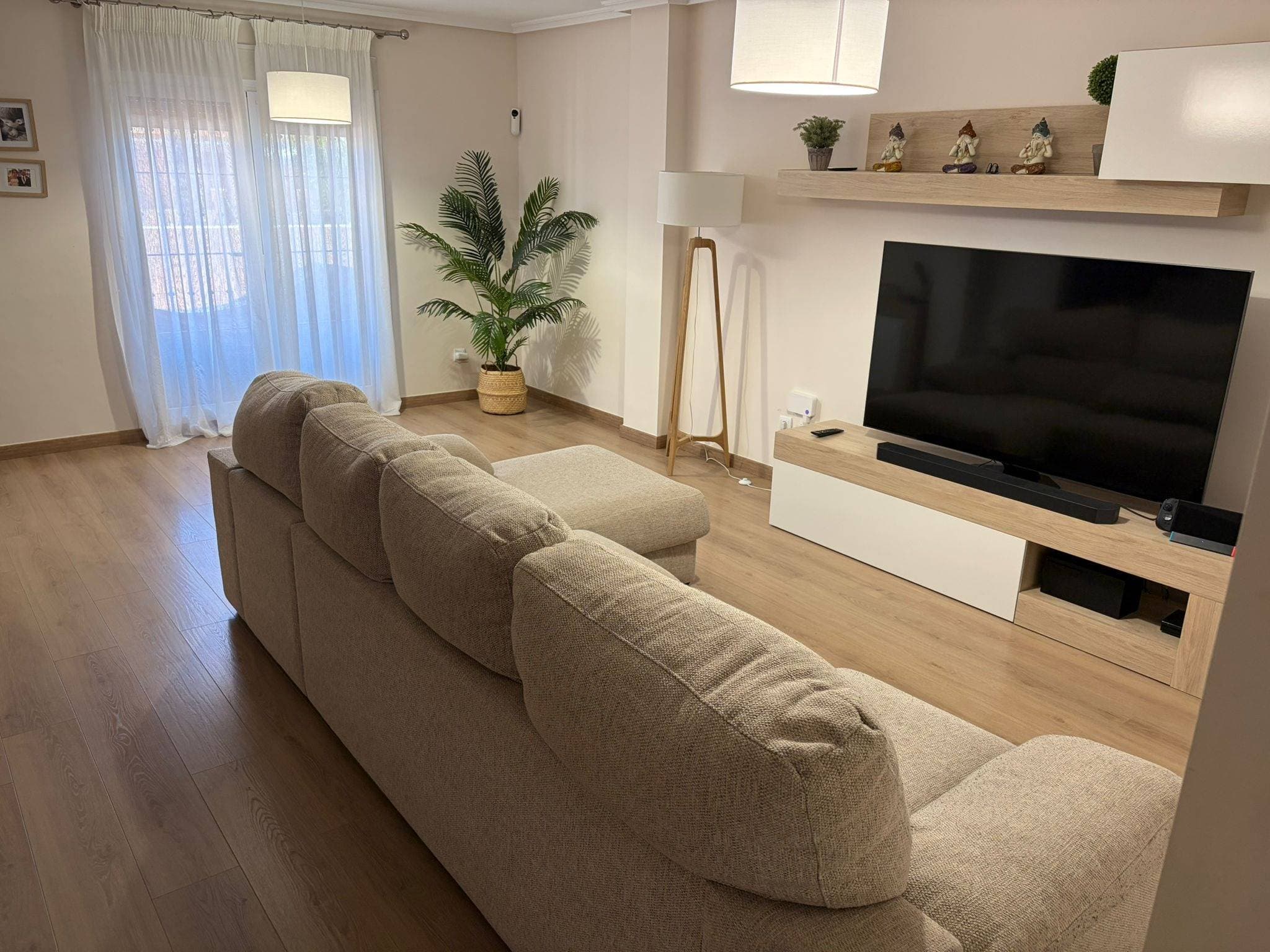 Presentamos un encantador chalet adosado ubicado en San Javier, una de las áreas más solicitadas por su cercanía a centros comerciales, supermercados, restaurantes y colegios. A tan solo unos kilómetros de la playa, esta propiedad ofrece comodidad y acceso a servicios esenciales. La planta baja cuenta con un acogedor porche ideal para disfrutar del clima mediterráneo; además incluye un salón luminoso, un baño completo y una amplia cocina que se conecta con un patio cerrado perfecto para reuniones familiares. En la primera planta encontraremos una habitación principal equipada con baño suite junto a dos habitaciones adicionales que comparten otro cuarto de baño. El sótano es el lugar perfecto para socializar gracias a su espaciosa sala destinada a reuniones entre amigos e incluye también garaje privado con capacidad para dos vehículos. Todas las estancias están climatizadas mediante aire acondicionado tipo split y cuentan con calefacción centralizada lo cual garantiza confort durante todo el año.