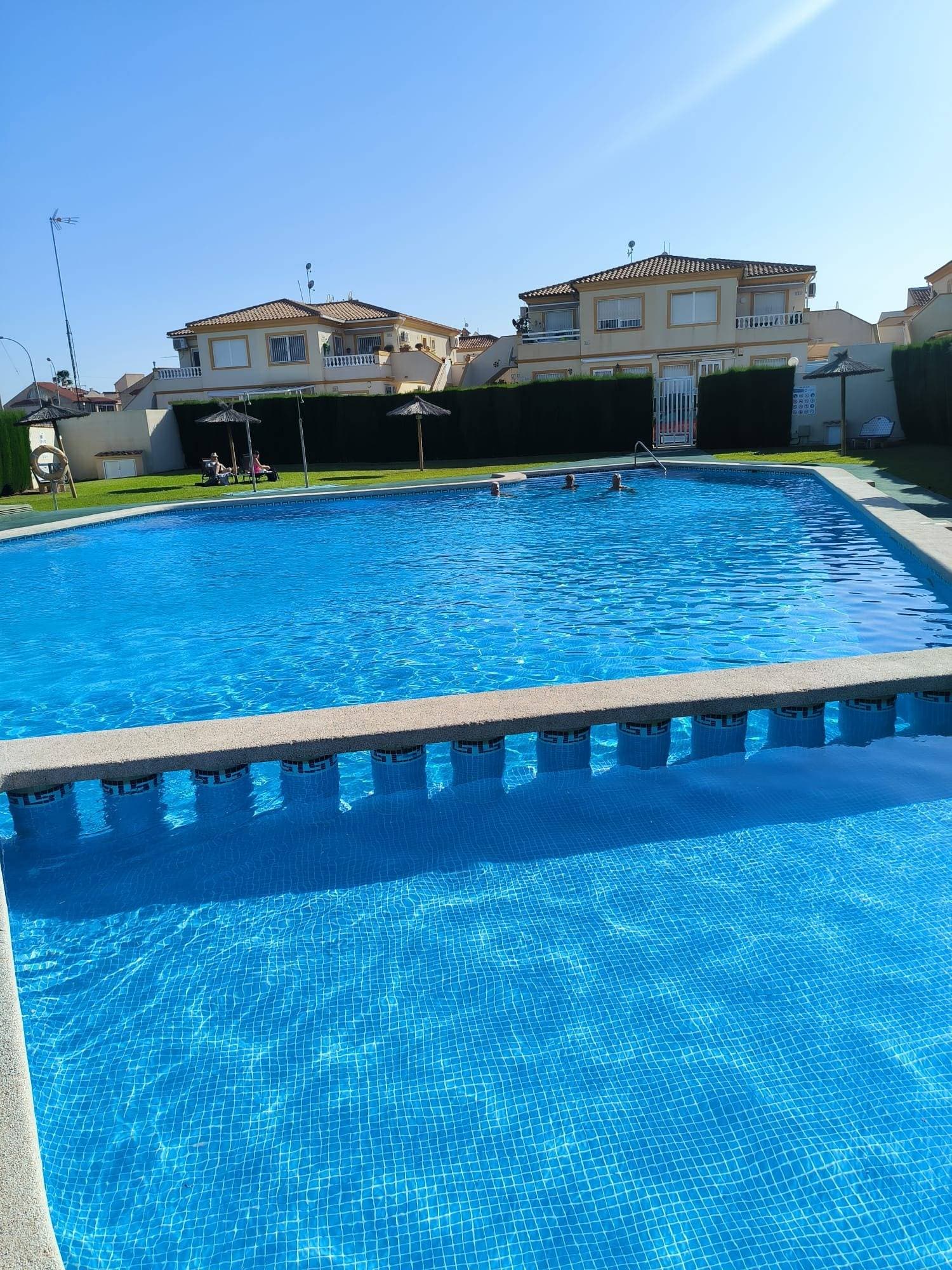 Descubre este encantador bungalow en planta baja ubicado en la maravillosa Playa Flamenca, dentro de Orihuela Costa. Con un precio de venta competitivo de €176,900, esta propiedad te ofrece una superficie construida de 60 m² y útil de 50 m² que se encuentran en perfectas condiciones para entrar a vivir. La distribución incluye una habitación doble y otra sencilla, además de un baño completo bien equipado. Orientado al sureste, el hogar disfruta del sol durante gran parte del día gracias a su ubicación exterior. El bungalow cuenta con agradables extras como terraza privada donde podrás disfrutar momentos idílicos al aire libre y vistas hacia los árboles circundantes que aportan frescura al ambiente. En cuanto a las comodidades cercanas, estarás rodeado por urbanizaciones tranquilas ideales para familias; así como acceso fácil mediante autobuses locales hacia centros comerciales variados e importantes colegios y hospitales situados muy cerca. Además encontrarás zonas infantiles adecuadas para tus pequeños o actividades recreativas todo ello vallado proporcionando seguridad adicional. Este es sin duda el lugar ideal tanto si buscas residir permanentemente como si pretendes invertir: ¡no pierdas la oportunidad! Contáctanos ahora mismo.