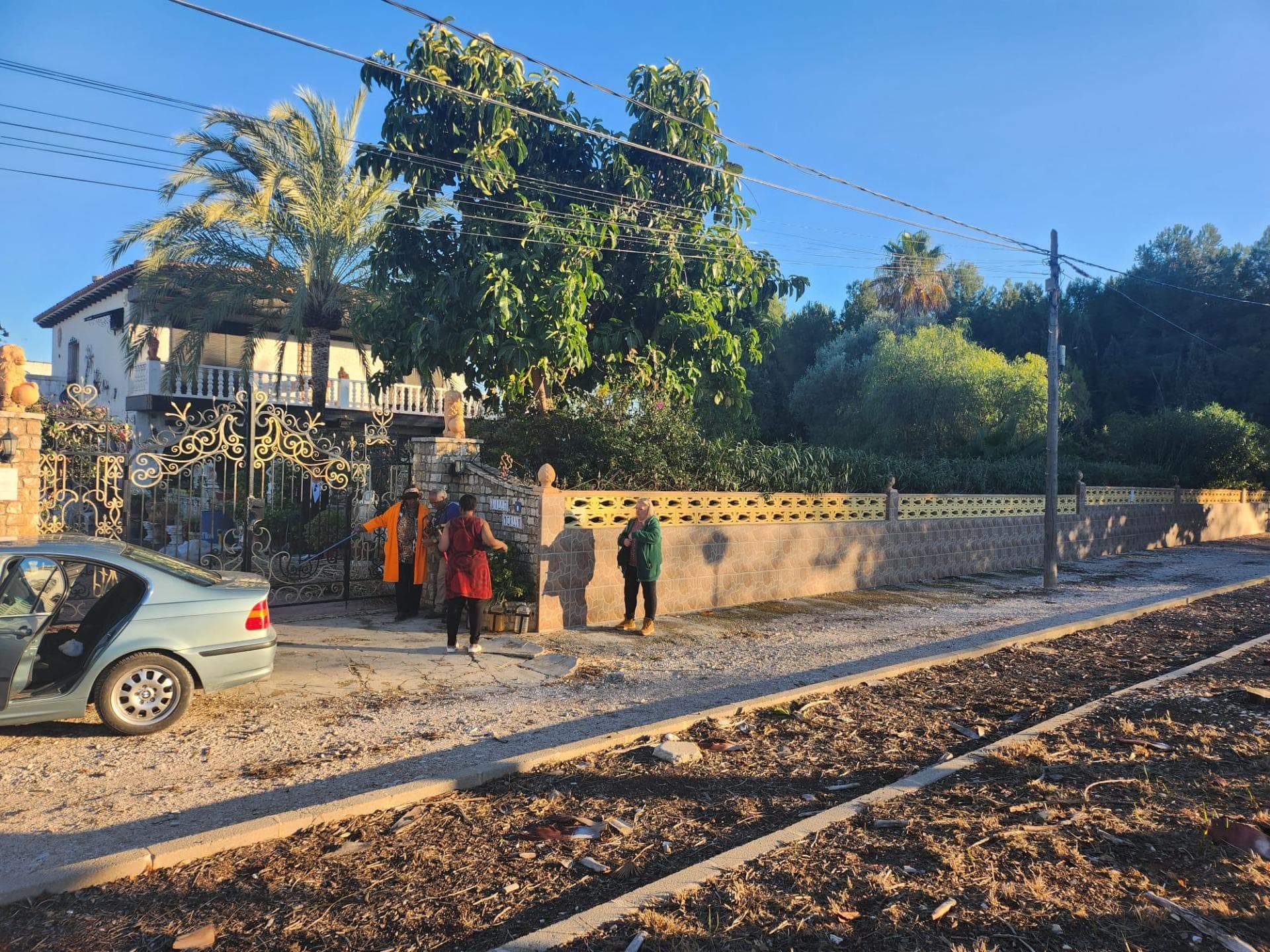 Oppdag din oase på Costa Blanca! Denne store strandvillaen, som ligger i et av de mest ettertraktede områdene på Costa Blanca, tilbyr deg en enestående opplevelse av kystlivet. Beliggende i Denia, en sjarmerende kystenklave i provinsen Alicante, gir denne moderne hytten deg tilgang til vakre strender og et turistmiljø av høy kvalitet som vil fange deg fra første øyeblikk. Med en privilegert beliggenhet er du bare 300 meter fra stranden, seks kilometer fra det pulserende sentrum av Denia, og en kilometer fra det sjarmerende sentrum av Els Poblets. I tillegg ligger de internasjonale flyplassene i Alicante og Valencia henholdsvis bare 100 km og 115 km unna, noe som sikrer utmerket tilkobling med resten av verden. Denne unike eiendommen består av tre tomter, hvor du kan bygge to flere hus. Den romslige eksisterende hytten kan deles inn i 2 uavhengige hus, og tilbyr fleksibilitet og komfort til dine behov. Med innganger for kjøretøy fra to forskjellige gater, tilbyr denne residensen deg en enestående privatliv og tilgjengelighet. Designet på to etasjer har eiendommen en generøs terrasse, frodige hager, et forfriskende basseng og en romslig garasje, alt designet for din komfort og glede. Foran huset vil du nyte en rolig parkstripe, hvorfra du har direkte tilgang til hovedgaten som vil ta deg til de krystallklare vannene i Middelhavet. Gjør denne eiendommen til ditt eget tilfluktssted ved sjøen og begynn å nyte strandlivet du alltid har drømt om! Lev den spanske Middelhavet på din måte!