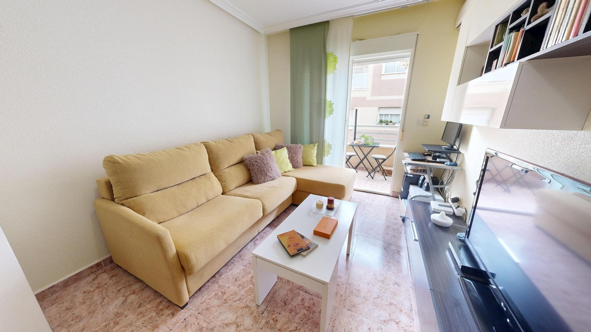 Imagina vivir en un piso cuidado al detalle, con todo lo que necesitas a un paso y en una ubicación inmejorable. Esta vivienda es perfecta tanto para empezar una nueva etapa en pareja como para quienes buscan una inversión segura y con alta demanda de alquiler. Una oportunidad única en el centro Ubicado junto al Corte Inglés y a escasos metros de Mercadona, este piso del año 2001 combina la comodidad de tener todos los servicios a mano con la tranquilidad de un espacio bien distribuido y acogedor. Distribución y detalles que marcan la diferencia Con 55 m² construidos, esta propiedad se organiza de forma práctica y funcional: Salón luminoso de 15 m², ideal para desconectar tras un día de trabajo. Terraza de 4 m² orientada al oeste, perfecta para disfrutar de la luz natural por la tarde. 1 dormitorio amplio, acogedor y con espacio de almacenaje. 1 baño con ducha, moderno y práctico. Climatización completa: aire acondicionado y calefacción por radiadores para tu confort todo el año. Ubicación estratégica Situado en pleno centro, vivir aquí significa tenerlo todo al alcance: supermercados, tiendas, ocio, transporte y las mejores conexiones con el resto de la ciudad. Un punto clave para quienes buscan comodidad y, a la vez, una excelente revalorización de la inversión. Detalles adicionales IBI anual: 163 € Gastos de comunidad: 431 € al año Vivienda muy cuidada, lista para entrar a vivir sin necesidad de reformas. Da el paso hoy mismo Tanto si buscas tu primera vivienda como si deseas invertir en un inmueble céntrico con gran potencial, esta es tu oportunidad. 📲 Contáctanos para concertar una visita y descubre todo lo que este piso puede ofrecerte. Aviso Legal: este anuncio no es vinculante y puede contener errores tipográficos, se muestra a título informativo y no contractual. El precio de compra de esta oferta no incluye el mobiliario y no incluye los impuestos que resulten de aplicación conforme la legislación. Las condiciones definitivas serán confirmadas por la agencia en el momento anterior a la compra y quedarán reflejadas en el documento de reserva, nuestros agentes estarán encantados de solucionar cualquier duda relacionada con esta publicación.