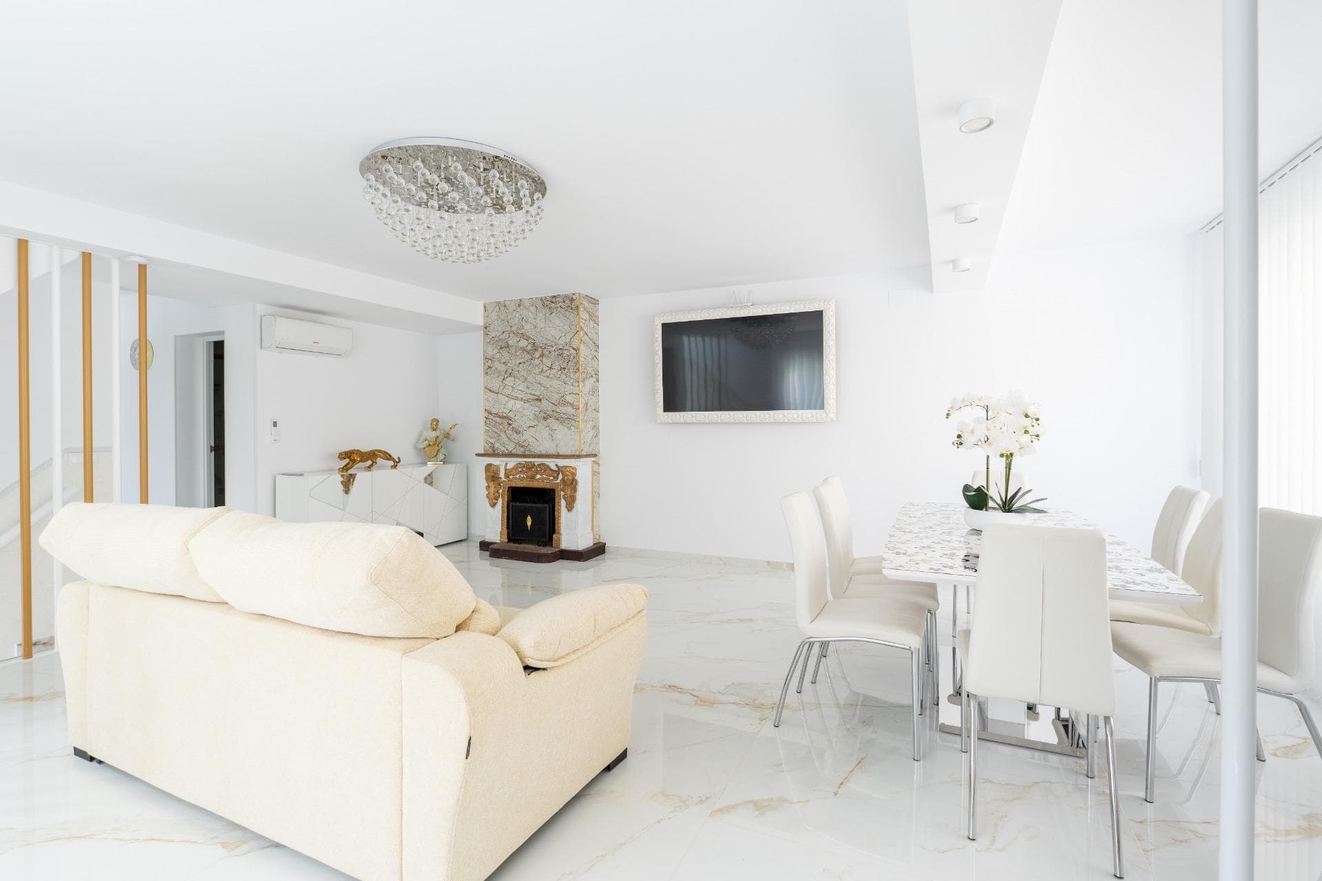 Os presento este interesante adosado totalmente reformado. "Dos en uno" se trata de dos casas unidas pero independientes, ideal para una familia grande. Se encuentra en Punta Prima, Orihuela Costa. A tan solo a 400m del mar. La propiedad tiene una amplia de 260.00m2 construidos, ofreciendo una amplia distribución. Cuenta con 2 salones amplios reformados , 2 cocinas totalmente equipadas con muebles y electrodomésticos. Tiene 4 dormitorios y 3 baños, que disponen de grandes ventanas y su orientación Sueste tanto en las habitaciones como en el resto de la casa, permite que la luz natural entre en cada habitación. Además tiene una luminosa terraza con unas vistas increíbles al jardín y a la piscina.  En el exterior, encontrarás una magnífica piscina privada climatizada con tumbonas perfectos para los verano soleados, una zona de barbacoa, así como una plaza de aparcamiento. Todo el jardín y la terraza están equipados con iluminación nocturna, brindando un ambiente mágico en las noches estrelladas. Lo que la hace única a esta vivienda son: las placas solares y sus chimeneas: chimenea convencional y otra eléctrica.  Es perfecto para una una familia grande! ¡No pierdas la oportunidad! Contáctanos para organizar visita! Os invito a visitarlo!