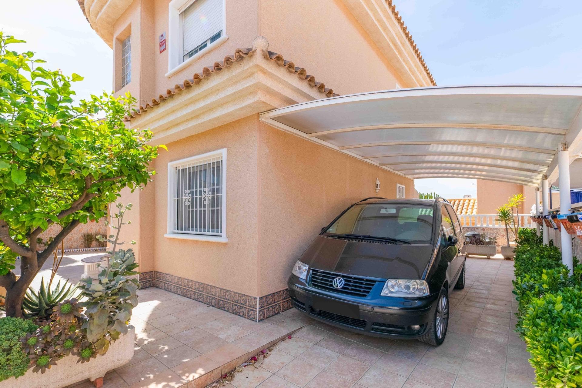 I present this detached villa with a private garden. It is located in a quiet residential area in Punta Prima, Orihuela Costa. It is just 10 minutes from the beach and 9 minutes from La Zenia Shopping Center. The villa has been renovated and furnished. It has 182 m2 of built area, distributed over 2 floors. Upon entering, we find a beautiful garden with a seating area and on-site parking. Upon entering, we find a large renovated living room, a separate fully equipped kitchen, and a laundry room for your comfort. It has 3 bedrooms and 2 bathrooms with underfloor heating. There is also a large and bright south-facing terrace of approximately 20 m2 with incredible unobstructed views. The residential area has communal pools and is surrounded by green areas. Perfect for hot summers. Located in a quiet area surrounded by all amenities, with shopping centers, schools, medical centers, supermarkets, and leisure areas. Perfect for year-round living or for a beachside vacation. Don't miss this opportunity and come visit!