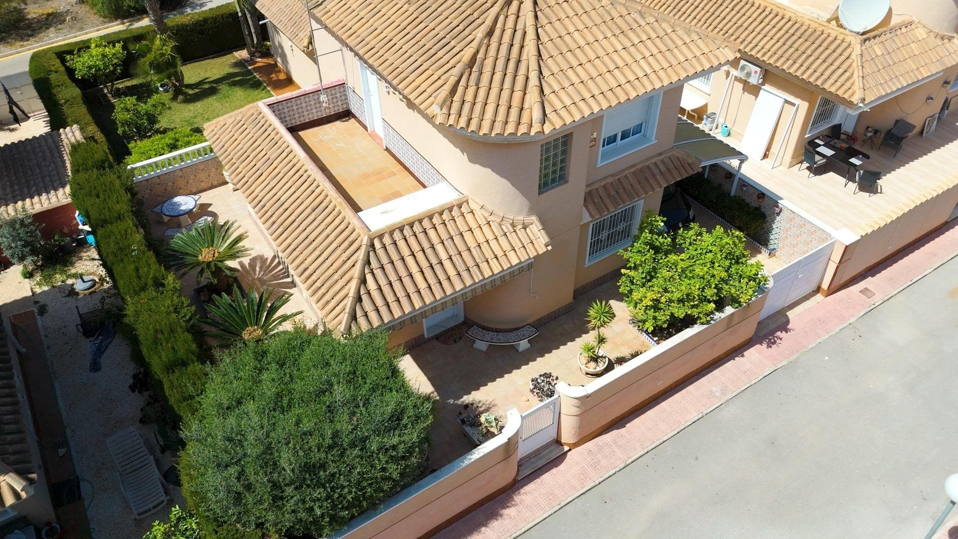 I present this detached villa with a private garden. It is located in a quiet residential area in Punta Prima, Orihuela Costa. It is just 2 minutes from the beach and 5 minutes from La Zenia Shopping Center. The villa has been renovated and furnished. It has 182 m2 of built area, distributed over 2 floors. Upon entering, we find a beautiful garden with a seating area and on-site parking. Upon entering, we find a large renovated living room, a separate fully equipped kitchen, and a laundry room for your comfort. It has 3 bedrooms and 2 bathrooms with underfloor heating. There is also a large and bright south-facing terrace of approximately 20 m2 with incredible unobstructed views. The residential area has communal pools and is surrounded by green areas. Perfect for hot summers. Located in a quiet area surrounded by all amenities, with shopping centers, schools, medical centers, supermarkets, and leisure areas. Perfect for year-round living or for a beachside vacation. Don't miss this opportunity and come visit!