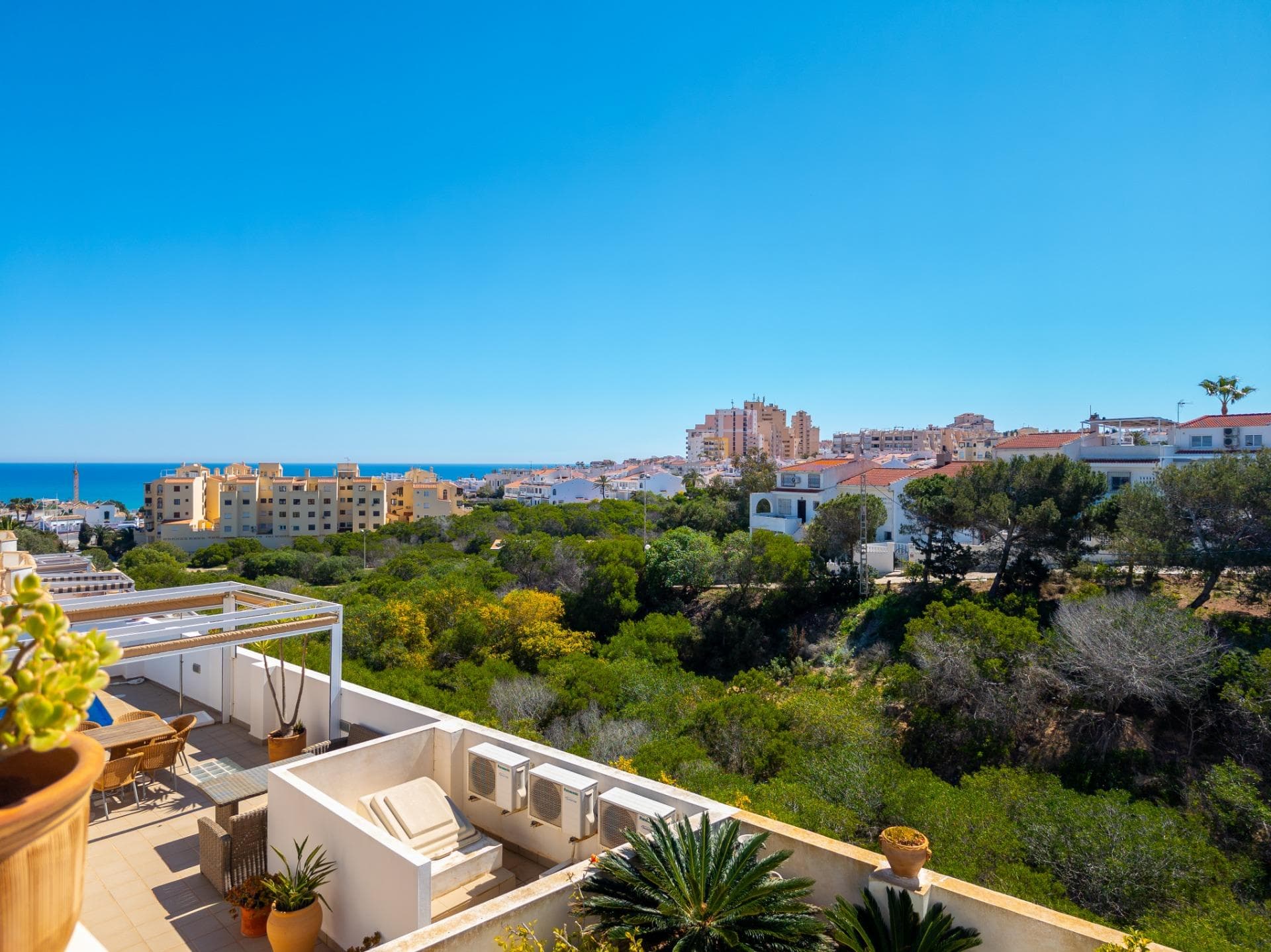 Os presento esta maravillosa Villa independiente en La Mata, una de las zonas más solicitadas de Costa Blanca. Se encuentra a tan solo 650m de la playa de La Mata, con unas preciosas vistas abiertas al mar mediterráneo.  La propiedad ofrece una superficie construida de 97 m² construidos, distribuida en dos plantas y un solárium en la tercera planta. Cuenta con 3 dormitorios , 2 baños y una terraza luminosa ,que aporta mucha luminosidad al interior de la casa. La vivienda se entrega totalmente amueblada, lista para entrar a vivir. Tiene un jardín bien cuidado, perfecto para momentos de ocio al aire libre. Gracias a su orientación sur, la villa disfruta de una excelente iluminación natural durante todo el día. Tiene un garaje cerrado situado en el sótano de unos 70m. La vivienda se encuentra en urbanización, en una zona estratégica: con todos los servicios a tu alcance: supermercados, colegios, tiendas, bancos y restaurantes. Todo lo que necesitas está a un paso. Todas las comodidades para ofrecerte una calidad de vida inigualable en una de las zonas más buscadas de la Costa Blanca. !No esperes mas ven a visitarlo!