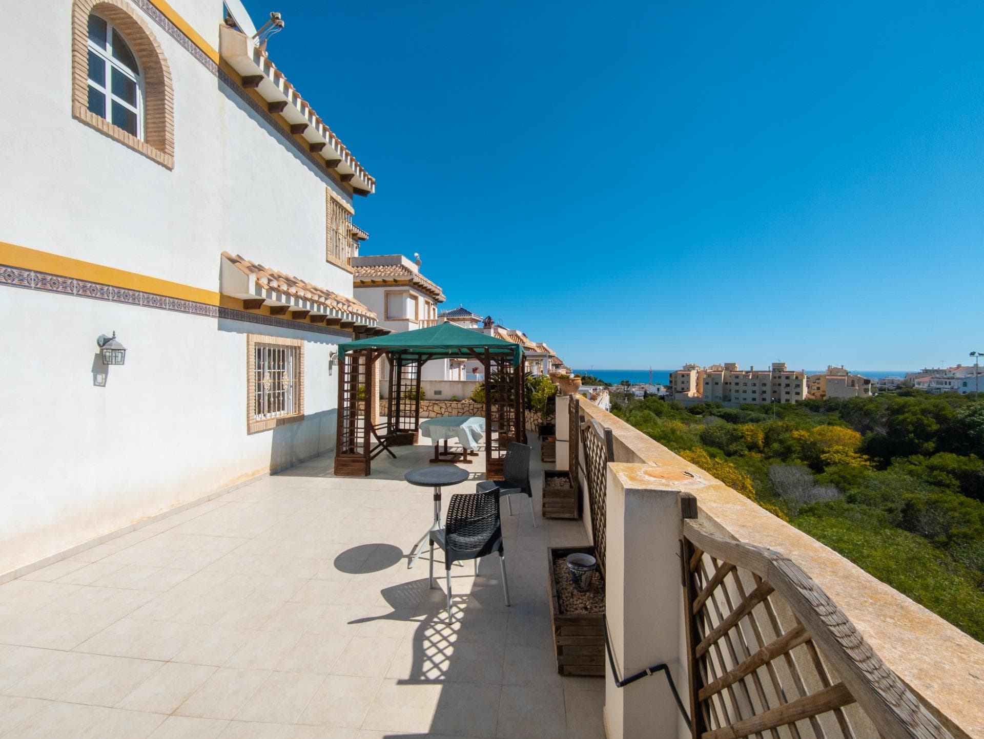 Os presento esta maravillosa Villa independiente en La Mata, una de las zonas más solicitadas de Costa Blanca. Se encuentra a tan solo 600m de la playa de La Mata, con unas preciosas vistas abiertas al mar mediterráneo.  La propiedad ofrece una superficie construida de 97 m² construidos, distribuida en dos plantas y un solárium en la tercera planta. Cuenta con 3 dormitorios , 2 baños y una terraza luminosa ,que aporta mucha luminosidad al interior de la casa. Cuenta con un sótano de 80m2 se podría hacer habitable. Además aparte tiene un garaje cerrado situado en el sótano de unos 60m². La vivienda se entrega totalmente amueblada, lista para entrar a vivir.  Tiene un jardín bien cuidado, de unos 500m² , perfecto para momentos de ocio al aire libre. Gracias a su orientación sur, la villa disfruta de una excelente iluminación natural durante todo el día.  La vivienda se encuentra en urbanización, en una zona estratégica: con todos los servicios a tu alcance: supermercados, colegios, tiendas, bancos y restaurantes. Todo lo que necesitas está a un paso. Todas las comodidades para ofrecerte una calidad de vida inigualable en una de las zonas más buscadas de la Costa Blanca. !No esperes mas ven a visitarlo!