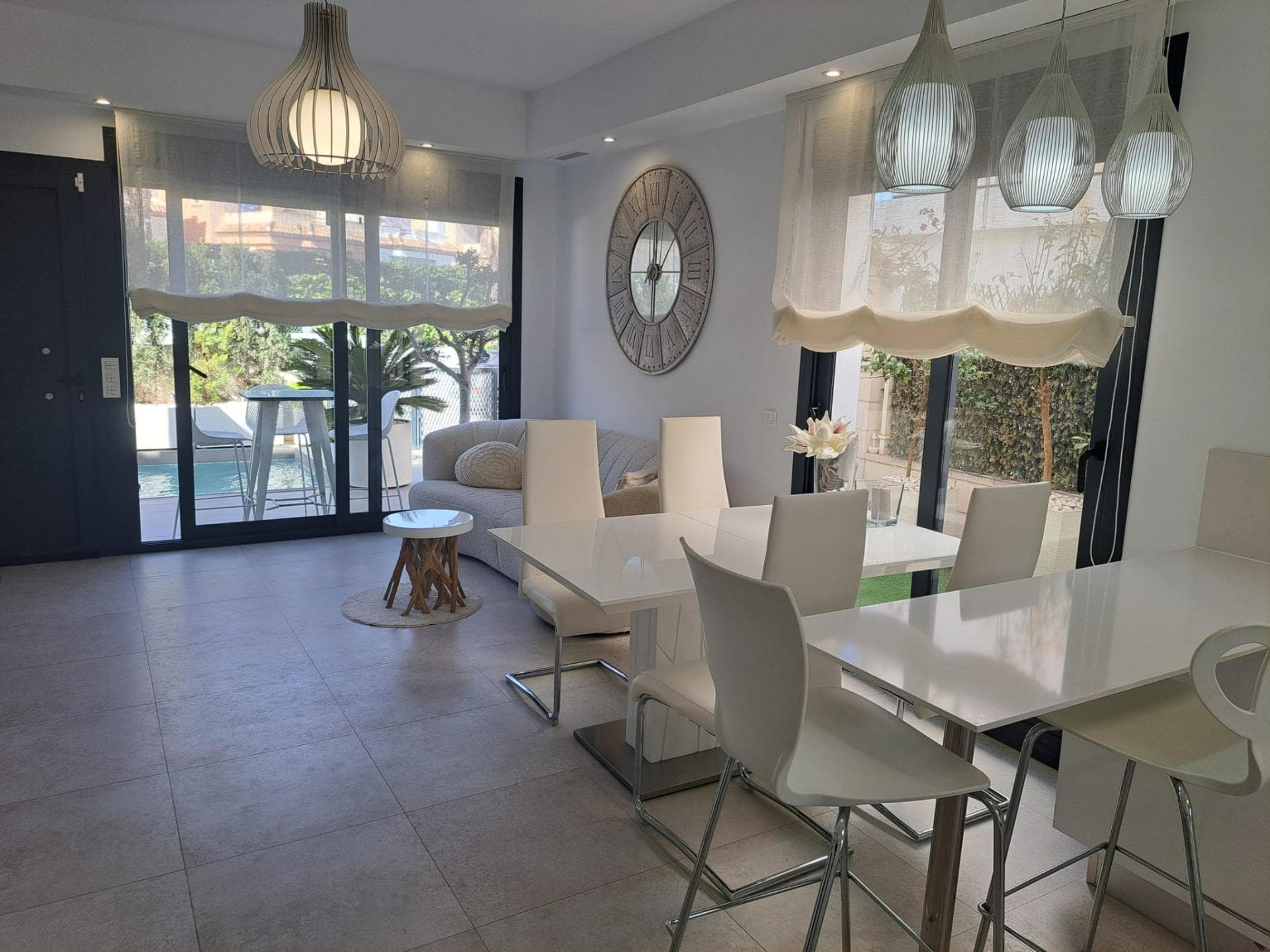 Os presento esta moderna casa pareada en Orihuela Costa. La propiedad ofrece una superficie construida de 110m2, construido en el año 2020. Con piscina propia y piscina comunitaria con zonas de petanca. La casa, consta de un luminoso salón, una cocina semi-independiente con electrodomésticos nuevos. Cuenta con 3 dormitorios, uno con armario empotrado, otros dos dormitorios dobles, un lavadero y un baño. Una terraza luminosa, que aporta mucha luminosidad al interior de la casa. Además de un solárium, perfecto para tomar el sol y apreciar las vistas panorámicas de la zona. La orientación este de la propiedad garantiza una excelente iluminación natural durante todo el día. De sus extras lo que destaca esta vivienda es su piscina privada con jardín y una comunitaria, una cocina de verano completa, sus vistas despejadas, aparcamiento y barbacoa. Ubicación conveniente cerca de los servicios: Distancia a la playa: 4 km. Distancia al aeropuerto: 55 km. Distancia a servicios: 1 km. Distancia al campo de golf: 4 km. No dudes en contactarnos! Escríbenos para obtener más información y visitar la vivienda!