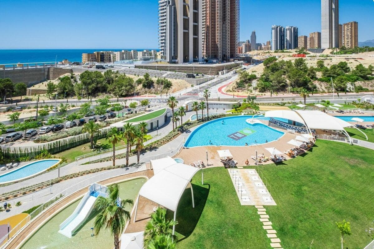 Os presento este apartamento de lujo situado en uno de los mejores complejos de la zona - Sunset Waves, a solo 2 minutos andando de la Playa Poniente, Benidorm. Amplio apartamento situado en la planta 25 con vistas panorámicas al mar y montaña. El apartamento cuenta con una superficie total de 114 m2, con 2 dormitorios y 2 baños con suelo radiante , amplio salón y cocina abierta estilo americana. Tiene una terraza espaciosa de 19,37 m2 con increíbles vistas al mar! Sunset Waves es un residencial nuevo, se construyo hace 4 años. La residencia cuenta con varias piscinas climatiza y comunitaria,