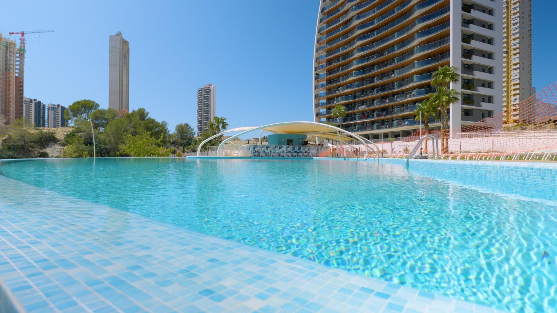 Os presento este apartamento de lujo situado en uno de los mejores complejos de la zona Sunset Waves, a solo 2 minutos andando de la Playa Poniente, Benidorm. Amplio apartamento situado en la planta 25 con vistas panorámicas al mar y montaña. El apartamento cuenta con una superficie total de 114 m2, con 2 dormitorios y 2 baños con suelo radiante , amplio salón moderno y luminoso y cocina abierta estilo americana nueva. Tiene una terraza espaciosa de 19,37 m2 con increíbles vistas al mar! Lo mejor es sentarte en la terraza con la brisa marina y ver el atardecer.  Sunset Waves es un residencial nuevo de lujo. El residencia cuenta con varias piscinas climatiza y comunitaria, jacuzzi, saunas, gimnasio, zonas infantiles, pistas deportivas...  No hay nada mejor que salir a la terraza y ver el atardecer con vistas al mar!