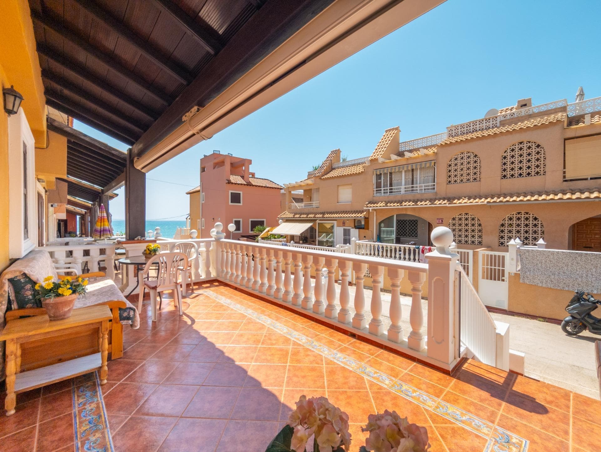 I present this townhouse with sea views! It is located in Cabo Cervera, Torrevieja. Torrevieja is a coastal city located on the Costa Blanca. It is a tourist area, known for its multitude of beaches and sunny climate. The house offers 136 m2 of built area. It has a furnished living-dining room, a separate fitted kitchen equipped with appliances, and 3 bedrooms and 3 bathrooms. It has a large south-facing terrace, perfect for sunbathing or relaxing in the evenings outdoors. A solarium offers beautiful views of the Mediterranean Sea. It also has a perfect storage room for organization. Another extra is the closed garage located in the basement. Its location is very convenient, very close to the beach, necessary services, and entertainment venues. Everything is within easy reach. Torrevieja is a coastal city on the Costa Blanca. It is a popular holiday and long-term rental that grows every year. New schools, sports centers, new infrastructure, and new complexes are being built. But it also offers beach tourism year-round, thanks to its wonderfully warm climate. It's a peaceful place for both permanent residence and investment.