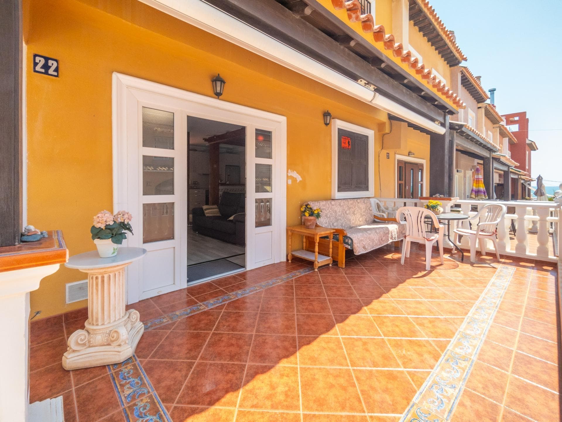 I present this townhouse with sea views! It is located in Cabo Cervera, Torrevieja. Torrevieja is a coastal city located on the Costa Blanca. It is a tourist area, known for its multitude of beaches and sunny climate. The house offers 136 m2 of built area. It has a furnished living-dining room, a separate fitted kitchen equipped with appliances, and 3 bedrooms and 3 bathrooms. It has a large south-facing terrace, perfect for sunbathing or relaxing in the evenings outdoors. A solarium offers beautiful views of the Mediterranean Sea. It also has a perfect storage room for organization. Another extra is the closed garage located in the basement. Its location is very convenient, very close to the beach, necessary services, and entertainment venues. Everything is within easy reach. Torrevieja is a coastal city on the Costa Blanca. It is a popular holiday and long-term rental that grows every year. New schools, sports centers, new infrastructure, and new complexes are being built. But it also offers beach tourism year-round, thanks to its wonderfully warm climate. It's a peaceful place for both permanent residence and investment.