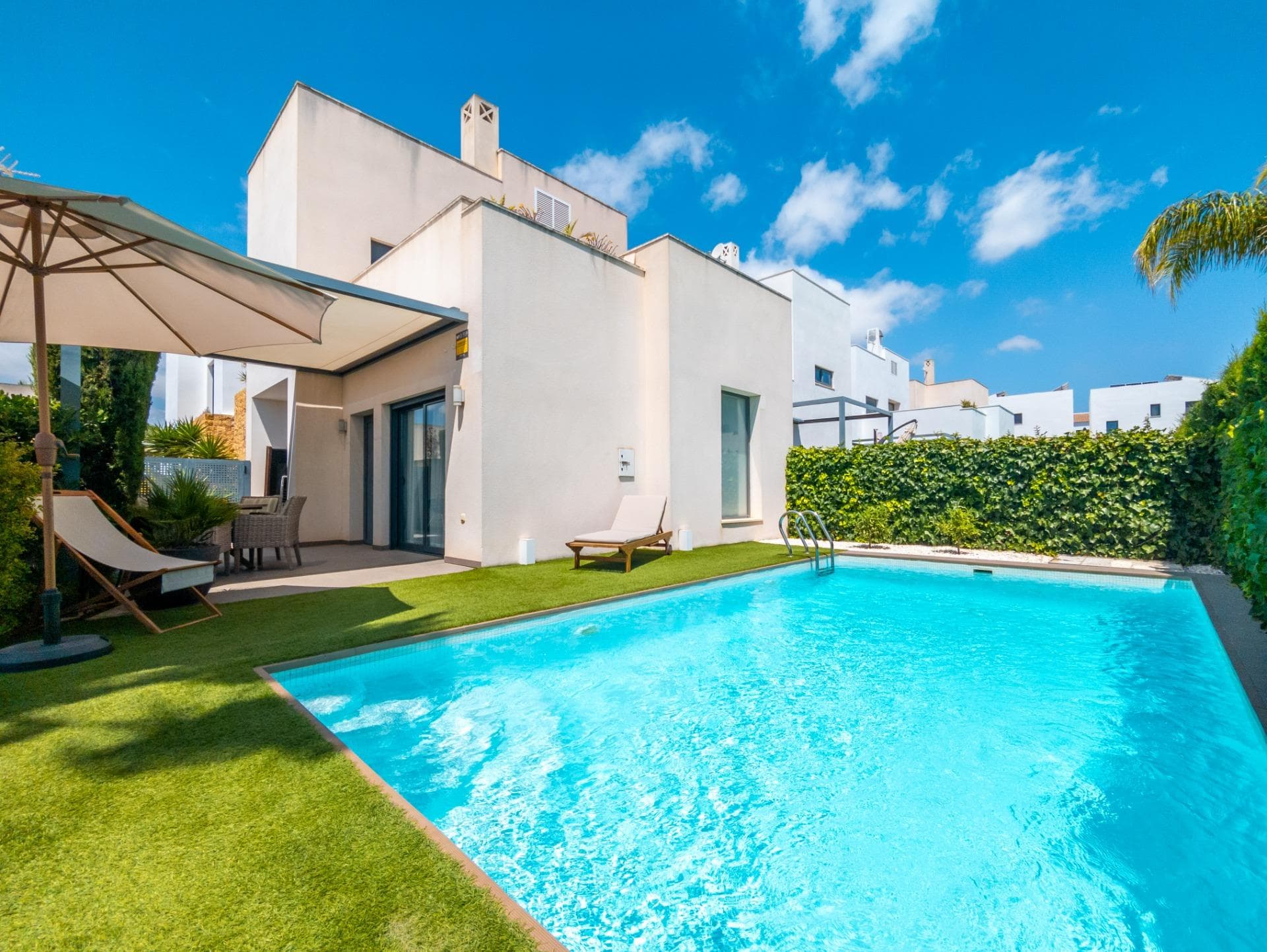 I present this luxury villa in a gated complex with a private pool and garden areas in Cuidad Quesada on the southern Costa Blanca. The villa has an outdoor garden with well-maintained garden areas. A private pool, sun loungers, and garden tables and chairs for the whole family to gather outdoors. It also has on-site parking. It is located in a quiet area within a gated community. This house is perfect for those looking for comfort in a peaceful location yet not far from amenities. The villa is on two floors and was built in 2014. It offers 120 m2 of built area. Inside, the house features a spacious and modern living-dining room along with an open-plan kitchen equipped with modern furnishings. Large windows offer direct access to the garden with its seating area and private pool. Thanks to its south-facing orientation, the house is flooded with natural light. It has 3 bedrooms and 2 bathrooms. It has a large terrace and a solarium, ideal for sunbathing and enjoying the beautiful views. It also has a storage room, very convenient for keeping the house tidy. The villa is located in Cuidad Quesada on the southern Costa Blanca. It offers a peaceful and natural setting, with a convenient location, excellent weather, and proximity to the beaches. It is a quiet area, ideal for those seeking tranquility without being far from amenities.