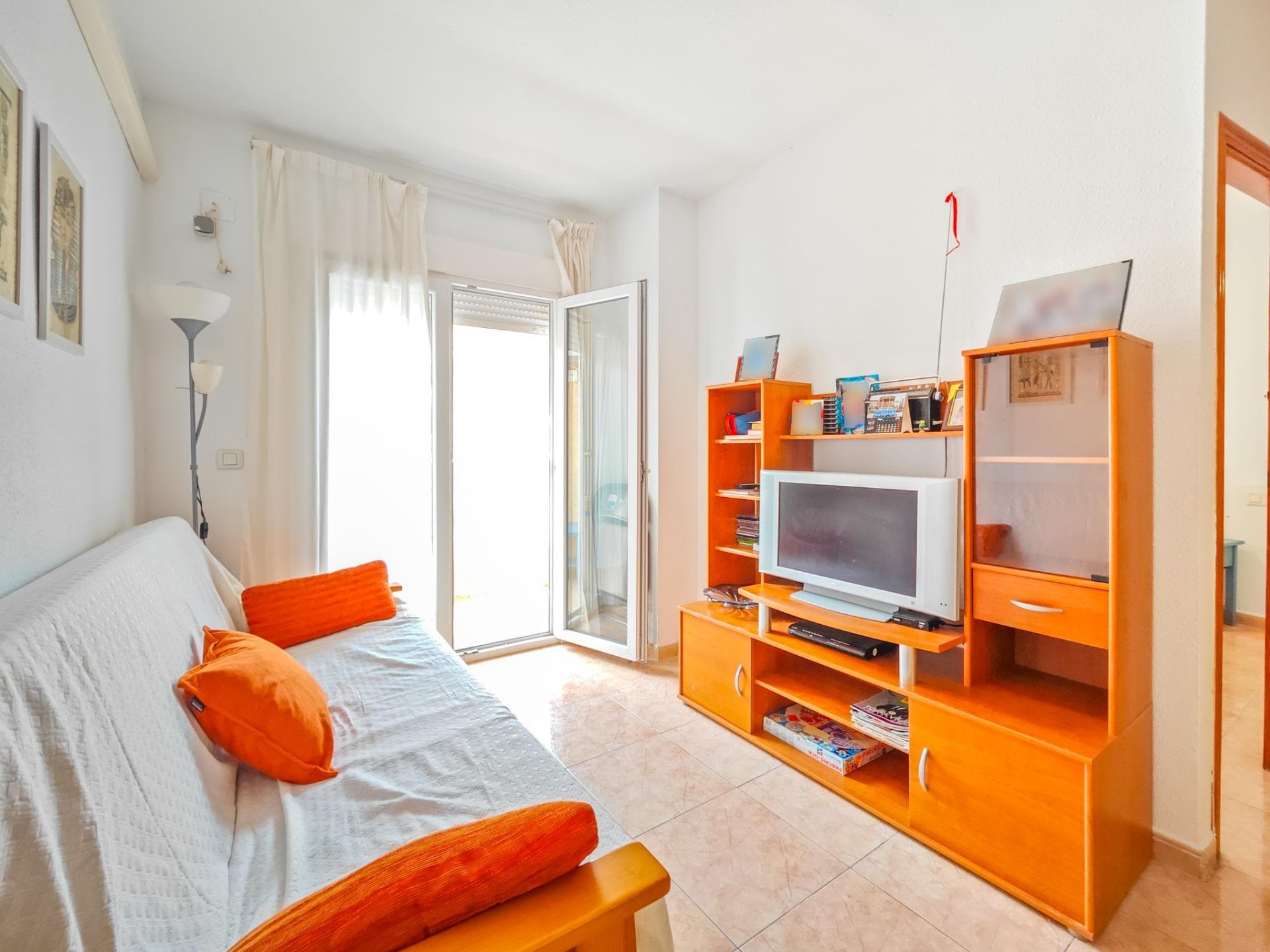 I present this cozy apartment in Torrevieja, Parque de las Naciones. Torrevieja is a coastal city located on the Costa Blanca. It is a tourist area, known for its multitude of beaches and sunny climate. The apartment offers 53 m2 of built-up area. It has a spacious and cozy furnished living-dining room along with a fully equipped open kitchen. The living room connects to the spacious terrace through large windows where you can enjoy beautiful views of the park and the city. It has 2 furnished bedrooms and 1 bathroom with a shower. Located in a gated community, the building has a communal pool with green areas. It also has a closed parking lot in the basement, perfect for the security of your car. It is located near Parque de las Naciones in Torrevieja. It is a very convenient location for living and investment. The city center is about a 5-minute walk away, and Torrevieja beaches such as Náufragos and Acequión are about a 7-minute walk away. All the necessary services are within easy reach. Torrevieja is a coastal city on the Costa Blanca. It's a popular holiday and long-term rental city that grows every year. New schools, sports centers, new infrastructure, and new resorts are being built. It also offers beach tourism year-round, thanks to its wonderfully warm climate. Don't miss this opportunity; contact us to make your dream come true!