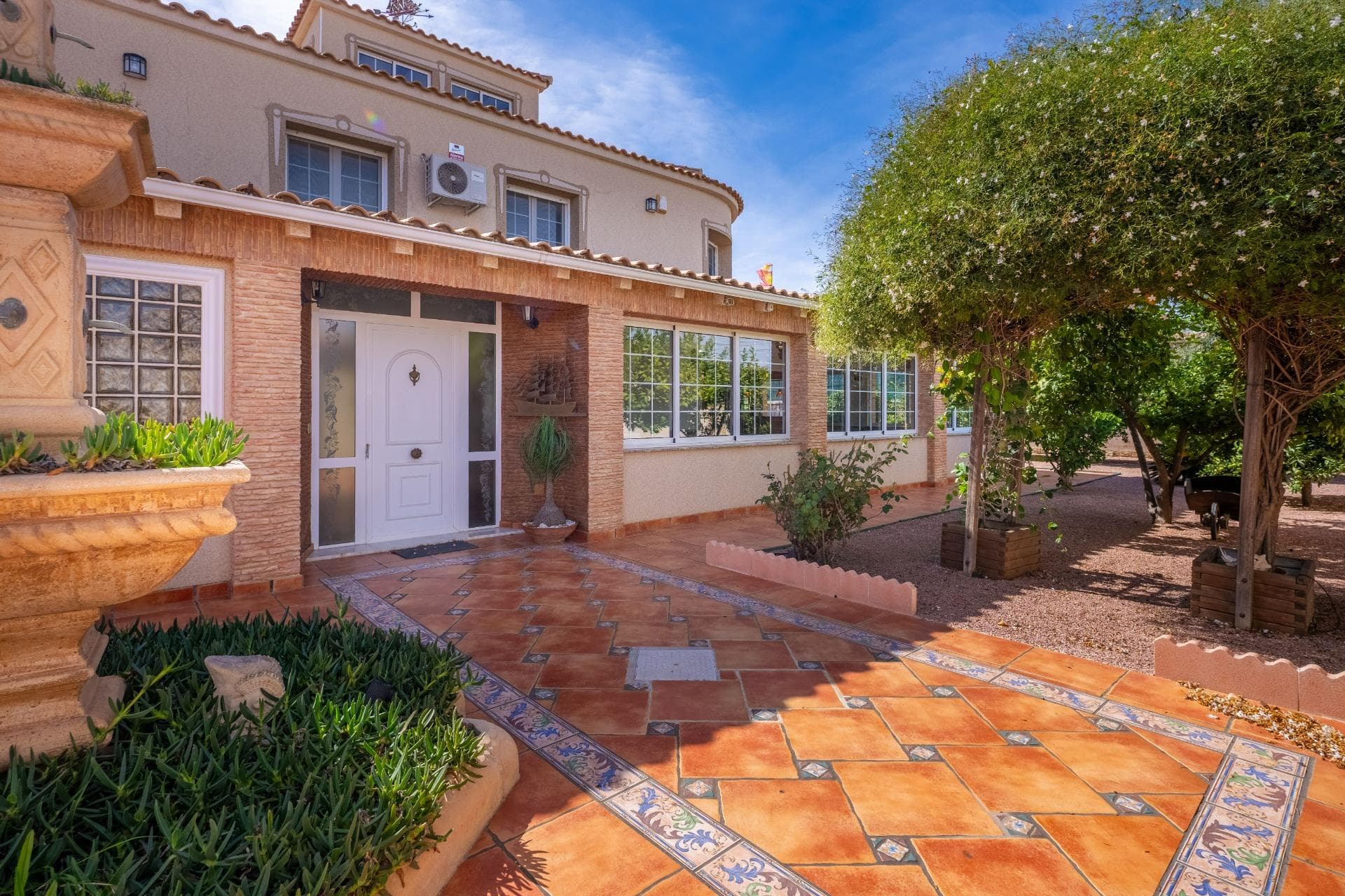 I present this huge villa in Chaparral. Chaparral is one of the best areas of Torrevieja if you're looking for quality of life, tranquility, and comfort, without sacrificing essential services. Torrevieja is a coastal city located on the Costa Blanca. It's a tourist area, known for its multitude of beaches and sunny climate. In this villa, you'll live a life of luxury: its immense garden with a pool, a summer kitchen with a fireplace, barbecue, and a lounge area will make your summers unforgettable. But what makes this house stand out is that it has: a movie theater with a giant screen, a wine cellar for wine lovers, a bar with a counter and chairs, perfect for entertaining friends, and an office where you can work in a comfortable space. It also has a closed garage for several cars. The house has two floors, is bright and spacious, with a good layout and many rooms, perfect for a large family. It has a bar in the living room along with a wine cellar. A large, fully equipped independent kitchen. The house has 6 bedrooms. It has 3 furnished bedrooms and a dressing area. The other 3 bedrooms are used for entertaining, with a home theater, wine cellar, and office. It has 3 bathrooms, one of which has a Jacuzzi tub. And finally, it has a glass-enclosed solarium. The house has gas-fired floor heating throughout. It is located in one of the best areas of Chaparral. It is a very quiet and comfortable residential area. It stands out for its sunny climate and its surrounding green areas. It is also close to essential services, beaches, and entertainment options. Finally, it has good connectivity within the city and also with other cities. It is a large house, perfect for a large family who likes to live in peace and quiet yet close to everything! The price of the property does not include notary fees, registration costs, or applicable taxes, which vary depending on the property price and the current regulations in the Comunidad Valenciana.