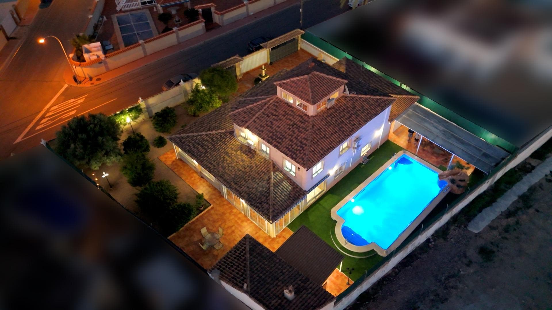 Os presento este Inmenso Chalet en Chaparral. Chaparral es de las mejores zonas de Torrevieja, si buscas calidad de vida, tranquilidad y comodidad, sin renunciar a los servicios esenciales. Torrevieja es una ciudad costera situada en la Costa Blanca. Es una zona turística, destaca por su multitud de playas, su clima soleado. En este chalet vivirás una vida de lujo: su inmenso jardín con piscina , cocina de verano con chimenea y barbacoa y zona de descanso, te hará los veranos inolvidables. Pero lo que hace destacar esta casa es que tiene: sala de cine con una pantalla gigante, una bodega para los amantes del vino, un bar con barra y sillas, perfecta para invitar a tus amigos un despacho para poder trabajar en un espacio confortable. Además tiene un garaje cerrado para varios coches.  La casa cuenta con 2 plantas, luminosa y espaciosa, con una buena distribución y muchas habitaciones, perfecta para una familia grande. toda la familia. Tiene un bar en el salón junto con una bodega. Una amplia cocina independiente equipada. La casa cuenta con 6 habitaciones. Cuenta con 3 dormitorios amueblados y una zona de vestidor. Las otras 3 habitaciones son de ocio tiene sala de cine, bodega, despacho. Dispone de 3 baños, en una de los baños tiene una bañera con jacuzzi. Y por ultimo, tiene un solárium acristalado. Por toda la casa tiene suelos con calefacción de gasolina.  Esta ubicada en una de las mejores zonas de Chaparral. Es una zona residencial muy tranquila y cómoda para vivir. Destaca por su buen clima soleado y rodeado de zonas verdes. Por su cercanía a los servicios necesarios como también playas y ocio. Por ultimo, su buena conectividad con dentro de la ciudad y también con otras ciudades.  Es una casa grande, perfecta para una familia grande a la que le guste vivir en tranquilidad pero cerca de todo!