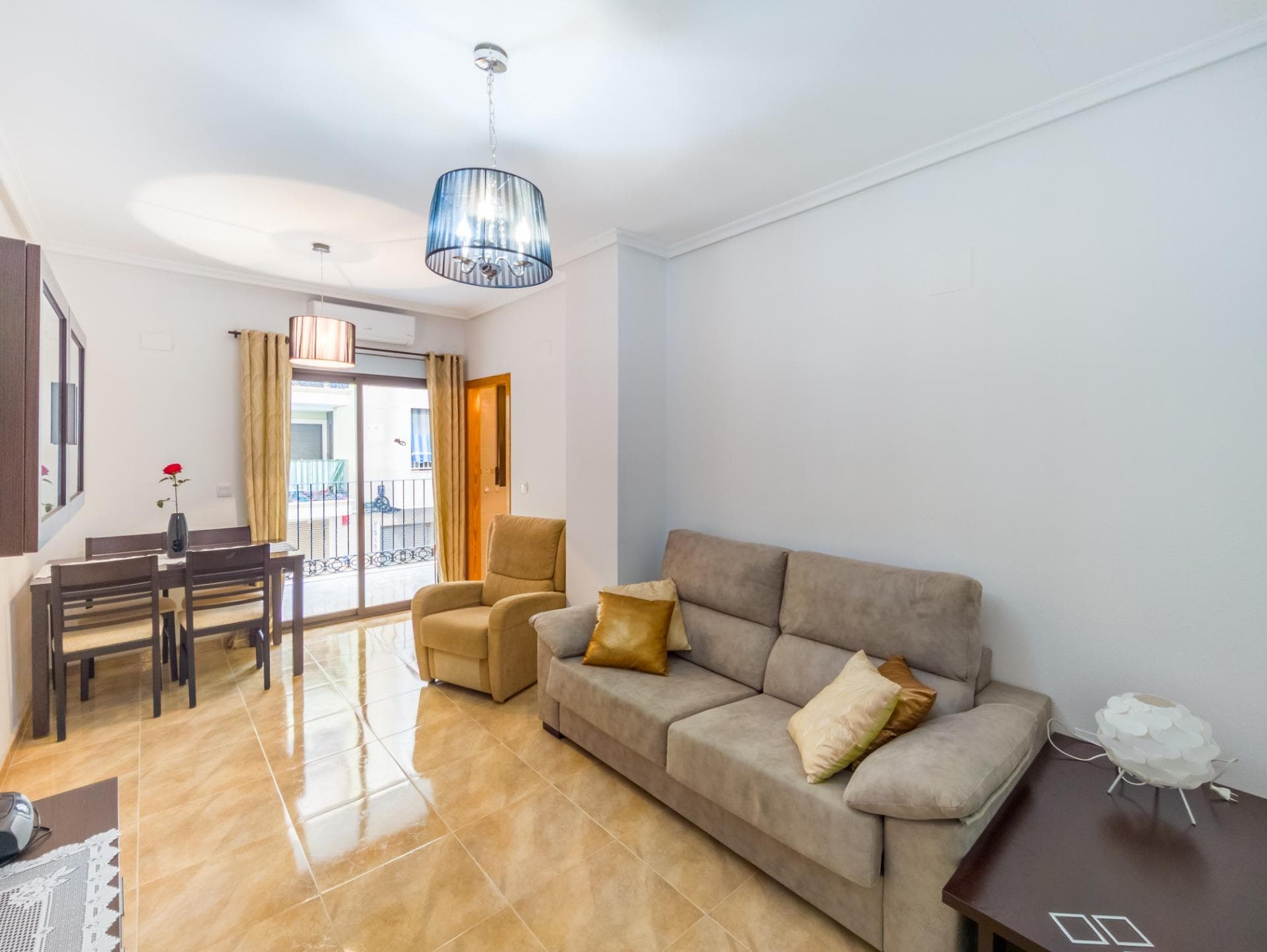 Представляем уютную квартиру в Торревьехе, расположенную в популярном районе Acequión — всего в 100 метрах от пляжей Playa del Cura и Los Náufragos. Торревьеха — это приморский город на побережье Коста-Бланка, известный своим солнечным климатом круглый год, прекрасными пляжами и здоровым средиземноморским образом жизни. Квартира находится на первом этаже в закрытом комплексе и имеет отличную южную ориентацию, благодаря которой солнце светит весь день. Планировка практичная и комфортная: просторная, светлая гостиная плавно переходит в столовую зону, откуда есть прямой выход на солнечную террасу с южной стороны. На террасе обустроен уютный уголок для отдыха со столом и стульями — идеальное место, чтобы наслаждаться тёплым солнцем и видами на окрестности.В квартире 2 спальни и 2 ванные комнаты. Расположение — в центре Торревьехи: всё необходимое для повседневной жизни находится в шаговой доступности: продуктовые магазины, аптеки и медицинские учреждения; школы и учебные заведения для детей разных возрастов; парк Parque de las Naciones и набережная — идеальные места для прогулок всей семьёй; торговый центр Habaneras с множеством магазинов, кинотеатром, ресторанами и развлечениями — всего в нескольких минутах ходьбы. Торревьеха — это не только курорт, но и динамично развивающийся город для жизни круглый год. Здесь постоянно строятся новые школы, спортивные комплексы, объекты инфраструктуры и жилые комплексы. Благодаря мягкому климату, великолепным пляжам и международному сообществу, Торревьеха предлагает исключительное качество жизни. Эта квартира — идеальный выбор как для постоянного проживания, так и для выгодной инвестиции на рынке с высоким спросом на аренду.