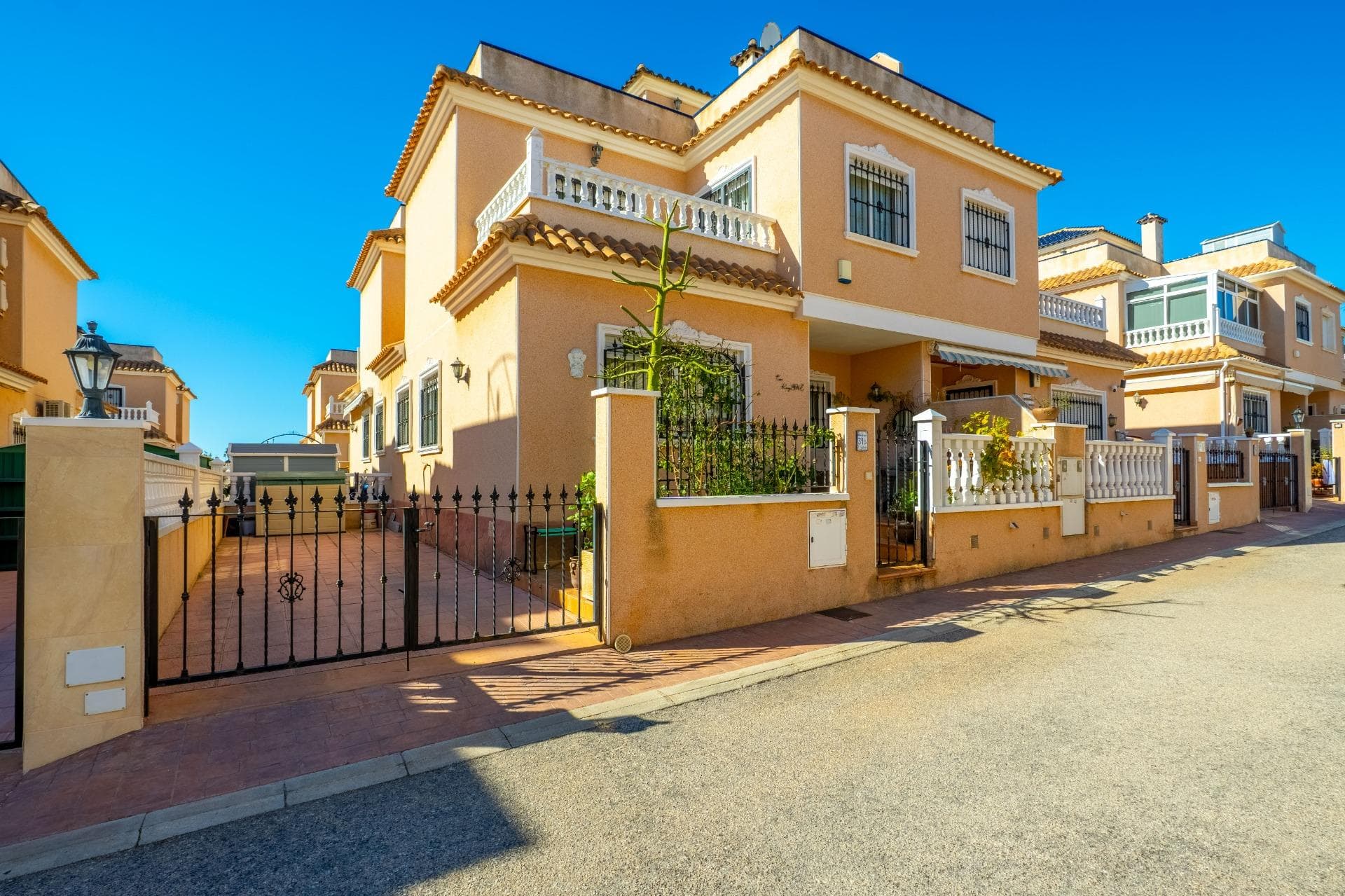 We present this charming duplex house in Residencial Vista Azul, in Orihuela Costa, one of the most sought-after areas of the Costa Blanca. Located in a highly valued residential setting, it allows you to enjoy the Mediterranean climate with tranquility and an active, healthy lifestyle. The property offers a comfortable layout across two floors plus a solarium. It features a spacious and bright furnished living room with fireplace, a fully equipped modern open-plan kitchen, 2 bedrooms, and 2 full bathrooms. It also includes a bright terrace with a relaxation area and a well-maintained garden with space to unwind and private parking within the plot. A private storage room is included, and one of the highlights of this home is its solar panels. Situated within Residencial Vista Azul, the community offers a shared swimming pool and landscaped green areas. It is located approximately 1 km from the sea and 1700m from La Zenia Boulevard Shopping Centre, with all essential services nearby: supermarkets, restaurants, shops, and pharmacies. An ideal location thanks to its peaceful atmosphere, beautiful beaches, and excellent climate — perfect as a permanent residence or an investment opportunity.