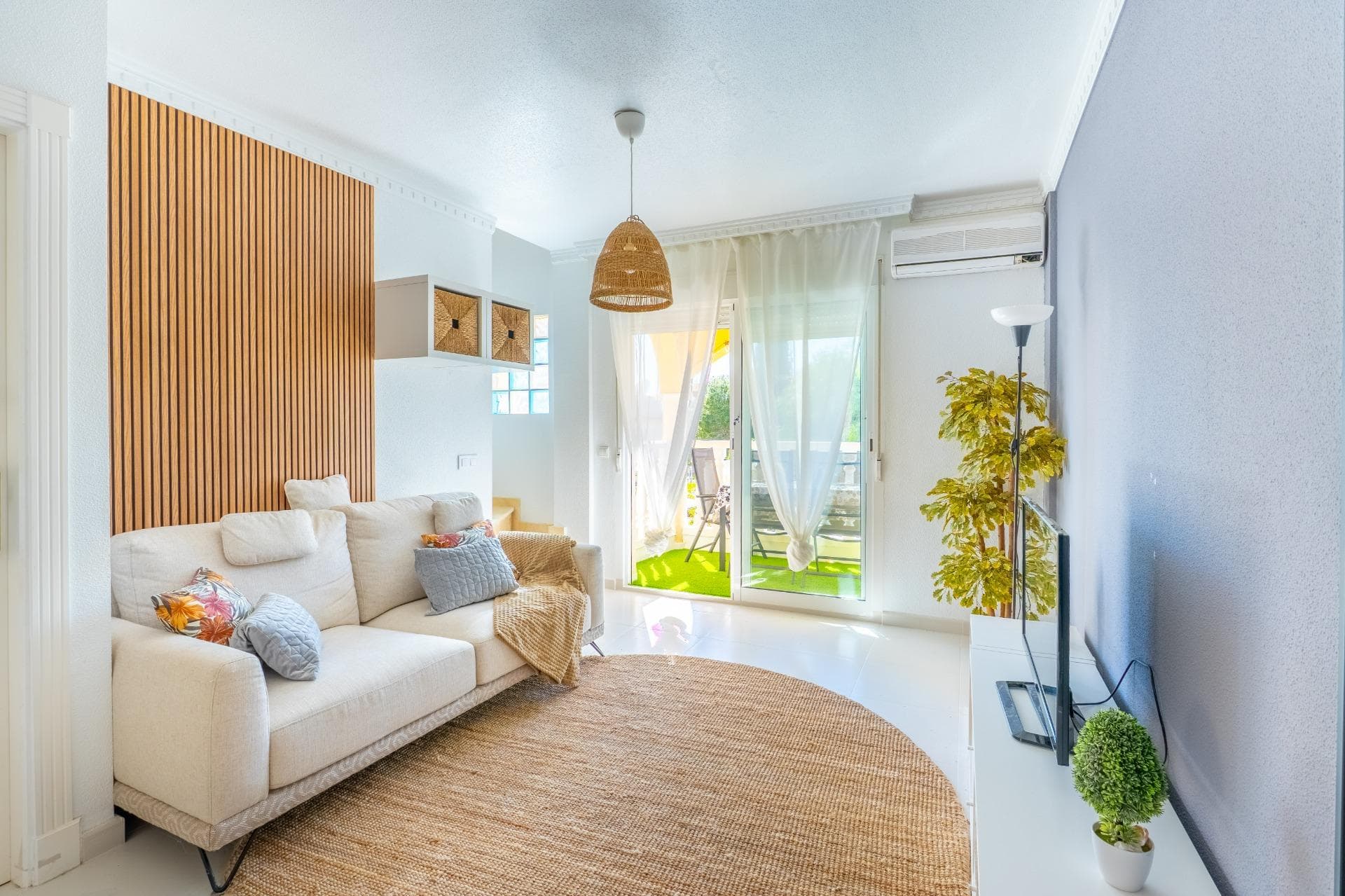 I present to you this beautiful renovated duplex located in Algorfa — a place that combines tranquility, sunny weather, and a natural setting, making it a highly sought-after destination to live. The property offers a very comfortable layout and is sold fully furnished and refurbished. It features a bright and spacious living room with direct access to the garden. One of the home’s greatest highlights is its abundant natural light, filling the space with warmth and brightness throughout the day. There is also an independent kitchen fully equipped with furniture and appliances. The property includes 2 furnished bedrooms and 2 fitted bathrooms. A bright terrace allows you to enjoy the views, and the rooftop solarium provides a relaxing area to unwind in the sun, along with a storage room — perfect for keeping everything organized. In addition, one of the standout features of this home is its private enclosed garage together with a basement space. The property is located within a gated complex with landscaped areas and a communal swimming pool, set in a quiet and natural environment. The area stands out for its relaxed atmosphere, safety, and easy access to the coast — an ideal lifestyle for those seeking calm and well-being. Among its main attractions is the prestigious La Finca Golf Resort, perfect for leisure, sports, and dining, as well as its excellent location just minutes from the beaches and coastal atmosphere of Torrevieja. Furthermore, the connection to Alicante and the rest of the Costa Blanca makes it easy to enjoy airports, shopping, and cultural activities. With sunshine most of the year, an international environment, and Mediterranean quality of life, Algorfa presents itself as an ideal location both for permanent residence and as a second home. The price of the property does not include notary fees, registration costs, or applicable taxes, which vary depending on the property price and the current regulations in the Comunidad Valenciana.