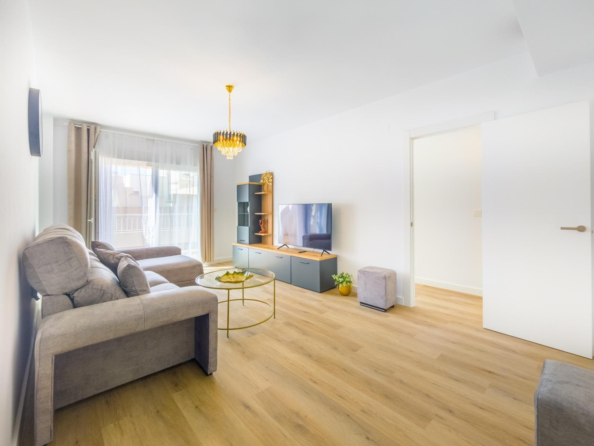 We present this fully renovated south-facing penthouse located just 50 meters from Playa del Cura in Torrevieja, one of the most sought-after areas on the Costa Blanca. An ideal location to enjoy the Mediterranean climate, tranquility, and all essential services throughout the year. The apartment stands out for its incredible proximity to the beach, its south-facing orientation, and its spacious terrace. In addition, the property has been completely renovated and includes brand-new furniture and appliances in the price. It features a bright and spacious furnished living room with direct access to a huge south-facing terrace. The property offers 3 bedrooms and 2 bathrooms, with the master bedroom benefiting from an en-suite bathroom. The bathrooms are equipped with underfloor heating, and the apartment has centralized air conditioning throughout. Located in the center of Torrevieja, just a few steps from the beach, the property enjoys an excellent central location with very convenient access to all essential services, including supermarkets, shops, restaurants, and leisure areas. Furthermore, its privileged location allows you to enjoy the convenience of having everything nearby as well as the wonderful Mediterranean climate. Torrevieja is a constantly growing coastal city, highly valued both for holidays and long-term stays. In recent years, its infrastructure has improved significantly, with new schools, sports facilities, and modern residential areas. Its privileged Mediterranean climate allows residents to enjoy the sea and outdoor activities all year round. Taxes and purchase expenses are not included in the price: • Property Transfer Tax (10%, with possible reduced rates of 8% and 6%) • Notary fees (approx. €800 – €1,300) • Land Registry fees (approx. €300 – €700) • Legal/administrative fees (approx. €900 – €1,500) NO ADDITIONAL REAL ESTATE AGENCY COMMISSIONS.