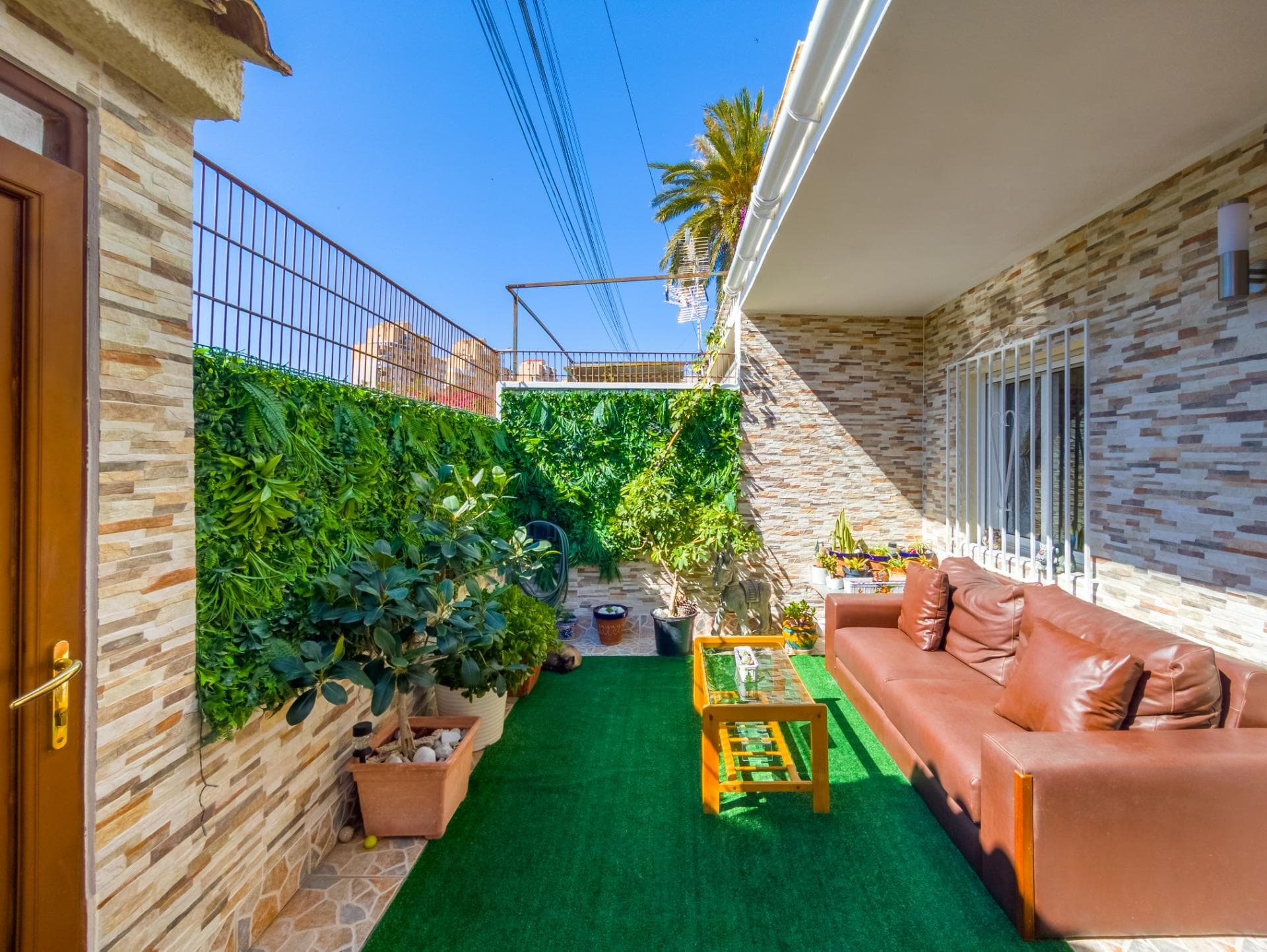We present this charming townhouse located in Nueva Torrevieja, one of the most sought-after residential areas in Torrevieja thanks to its peaceful atmosphere, excellent location, and fantastic value for money. The property features a bright and cozy private garden, perfect for enjoying the Mediterranean climate all year round, with a relaxing seating area and private parking space within the plot. On the ground floor, you will find a spacious fully furnished living-dining room, a semi-independent kitchen fully equipped with appliances, and a cozy bathroom. The second floor offers 2 furnished bedrooms with access to a bright terrace with open views, as well as a fully equipped bathroom. The third floor includes a third bedroom and access to a spectacular private solarium with a chill-out area and beautiful open views, ideal for relaxing and enjoying the sun. The property is located approximately 800 meters from the beach and surrounded by all the necessary amenities for comfortable living: supermarkets, schools, restaurants, public transport, and shopping areas. In addition, the neighborhood offers easy parking and excellent connections to the center of Torrevieja and nearby cities. Torrevieja is a coastal city in constant growth, highly appreciated both for permanent living and holidays thanks to its Mediterranean climate, beautiful beaches, and high quality of life throughout the year. Taxes and purchase expenses are not included in the price: • Property Transfer Tax (10%, with possible reduced rates of 8% and 6%) • Notary fees (approx. €800 – €1,300) • Land Registry fees (approx. €300 – €700) • Legal/administrative fees (approx. €900 – €1,500) NO ADDITIONAL REAL ESTATE AGENCY COMMISSIONS.