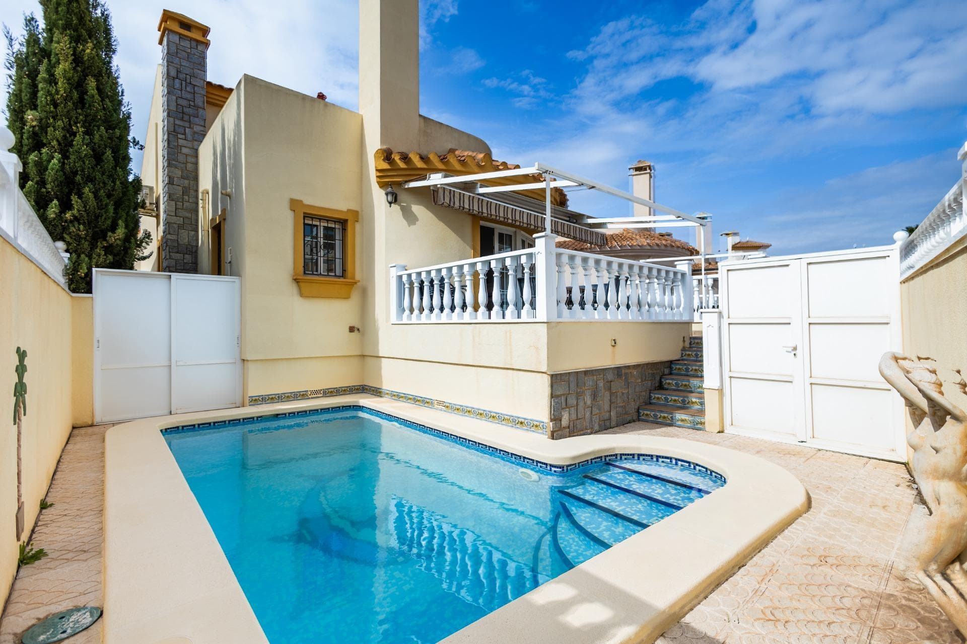 Impresionante villa situada en la exclusiva y codiciada zona de Cala Capitan en Cabo Roig. Esta es una oportunidad única para aquellos que buscan una vivienda de alta calidad en uno de los destinos más deseados de la Costa Blanca. La villa es espaciosa y se distribuye en dos plantas, lo que ofrece una distribución óptima tanto para relajarse como para socializar. En la planta baja se encuentran dos luminosos dormitorios, un elegante baño, un práctico trastero, un amplio salón de planta abierta con cocina y una lavandería independiente. Desde aquí se accede directamente a una soleada terraza orientada al sur, donde podrás disfrutar del maravilloso sol español durante todo el día. En la planta superior se encuentra el dormitorio principal con baño en suite, así como una habitación adicional que se puede adaptar a tus necesidades, ya sea como vestidor, cuarto dormitorio o habitación infantil. También aquí encontrarás una gran terraza, donde podrás relajarte y disfrutar del sol. La propiedad ofrece tanto una plaza de aparcamiento privado como una encantadora piscina privada, el lugar perfecto para refrescarse en los días calurosos o disfrutar de una tarde tranquila con familiares y amigos. Cabo Roig no solo es uno de los lugares más exclusivos de la costa, sino también una de las áreas más codiciadas. Hay una amplia selección de restaurantes, tiendas y servicios disponibles durante todo el año. Ya sea para disfrutar de una cena elegante o tomar una copa al atardecer, aquí encontrarás opciones para todos los gustos. La playa más cercana se encuentra a solo 400 metros de la villa, lo que facilita un baño en el Mediterráneo siempre que lo desees. El pintoresco puerto, con sus acogedores restaurantes y cafeterías, también está a poca distancia a pie. Para los amantes del golf, hay cuatro campos de golf de primer nivel a solo 10 minutos en coche, y el popular centro comercial La Zenia Boulevard, con una amplia variedad de tiendas y entretenimiento, también está a pocos minutos en coche. Esta es una propiedad que ofrece comodidad, estilo y una ubicación inmejorable: ¡un lugar perfecto para quienes buscan lo mejor de la Costa Blanca!