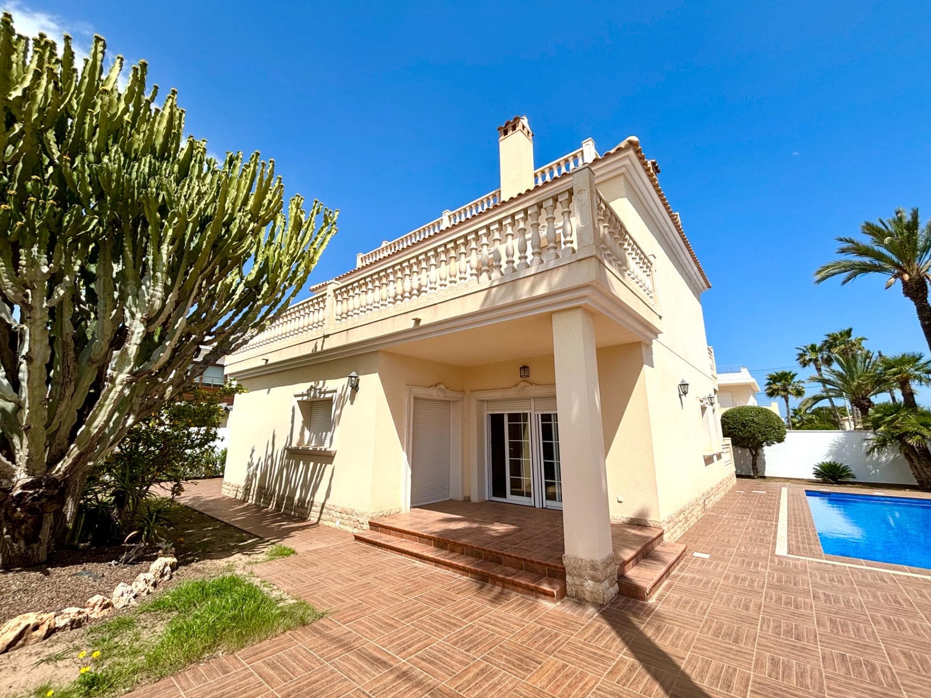 Esta hermosa villa completamente renovada se encuentra en una amplia parcela de 518 m², en uno de los barrios más prestigiosos de Cabo Roig, a solo 400 metros de la playa. Diseñada y terminada con un nivel excepcional, la propiedad cuenta con calefacción por suelo radiante en todos los baños, aire acondicionado en toda la casa y elegantes suelos de ceramo granito. En el exterior, la villa ofrece una excelente privacidad gracias a sus altos muros perimetrales, suelos antideslizantes, una sofisticada piscina infinita, ducha exterior y un trastero de obra. Dispone de aparcamiento privado para hasta tres vehículos y amplio espacio para crear una zona de comedor o entretenimiento al aire libre. En el interior, el luminoso y acogedor salón cuenta con chimenea de leña con marco de mármol y acceso directo a una terraza, perfecta para disfrutar de comidas al aire libre. La cocina está completamente equipada con electrodomésticos Bosch de alta gama, armarios estilo shaker, encimeras y revestimientos de granito, y salida directa al jardín, ideal para añadir una cocina exterior. En la planta baja, una habitación versátil se adapta perfectamente como oficina, comedor o dormitorio adicional, equipada con aire acondicionado y cableado de comunicación preinstalado. El baño de la planta baja, moderno y elegante, incluye calefacción por suelo radiante, ducha, bidé, inodoro y lavabo contemporáneo. Un dormitorio adicional también dispone de aire acondicionado y acceso a un balcón privado. En la primera planta, tres dormitorios en suite cuentan cada uno con su propio balcón, aire acondicionado y baños modernos con ducha o bañera, bidé, calefacción por suelo radiante y muebles de baño de diseño. La segunda planta alberga un solárium soleado y privado con vistas al mar, balaustradas de piedra y suelo de cerámica, perfecto para relajarse o recibir invitados. Todos los acabados e instalaciones son completamente nuevos y de la más alta calidad. Una oportunidad única para adquirir una villa de lujo lista para entrar a vivir en una de las zonas costeras más exclusivas de la Costa Blanca. Contáctenos hoy mismo para programar una visita privada.