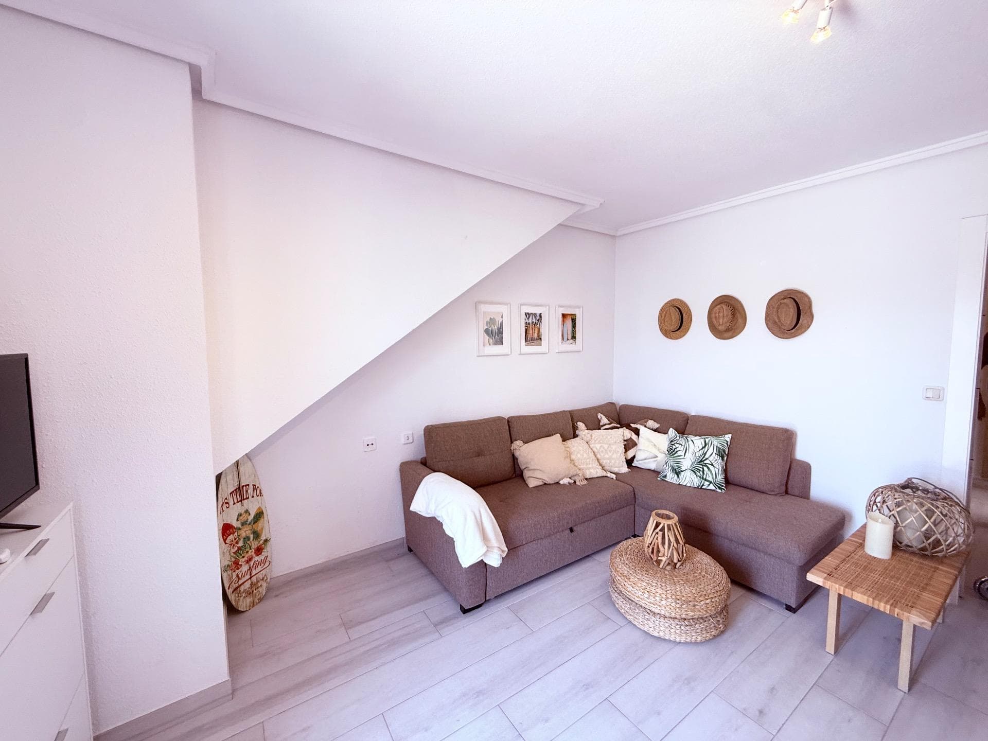 This bright and fully renovated apartment in Punta Prima offers 37 m² of well-distributed interior space and an impressive 29 m² private terrace. The outdoor area provides ample room for dining, relaxing, and enjoying the Mediterranean climate. The apartment features a modern design with fresh finishes, air conditioning, and a comfortable layout that connects seamlessly to the terrace. Located just 1 km from the sea and Punta Prima beach, it is also within walking distance to a vibrant restaurant strip, shops, and essential services. The urbanisation also has a nice pool area you can access most of the year. A charming home with excellent outdoor living potential in a sought-after coastal location.