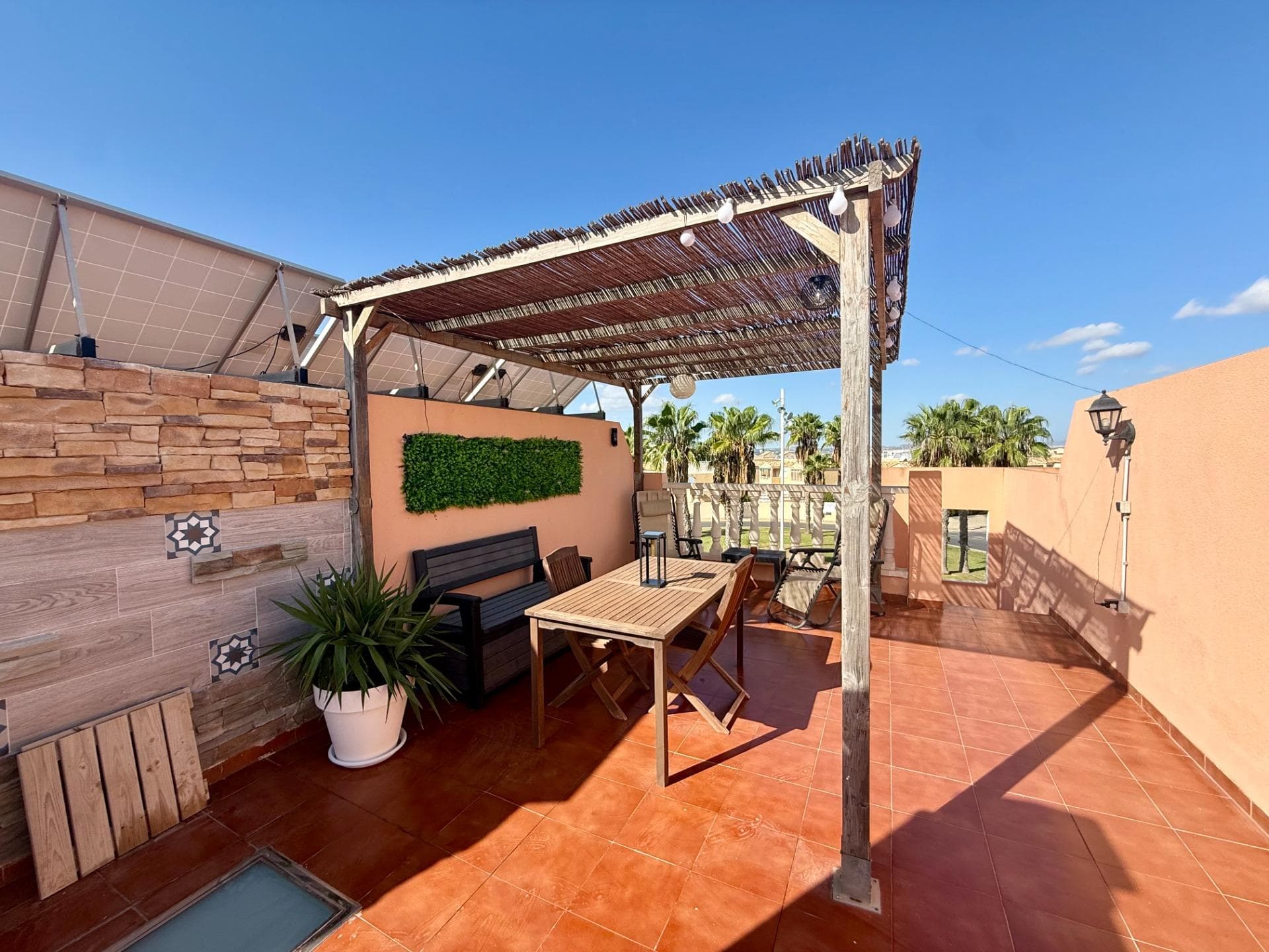 Welcome to this exceptional townhouse, ideally located in the sought-after Baños de Europa area, just 2 km from the Mediterranean Sea. Designed for both comfort and style, the property features 3 spacious bedrooms, 2 modern bathrooms, a sun-drenched roof terrace with breathtaking views of the salt lake, and access to a beautifully maintained communal swimming pool. Set within an exclusive residential enclave of only 10 homes, this residence combines privacy, security, and tranquility, while keeping you close to all essential amenities. Enjoy serene morning walks along the lush greenway, take in the natural beauty of the salt lakes, and benefit from easy access to the beach, fine dining, and the lively town center. Whether you are looking for a permanent residence or a holiday retreat, this property offers the perfect blend of lifestyle and investment – fully prepared for you to move in and start enjoying immediately.