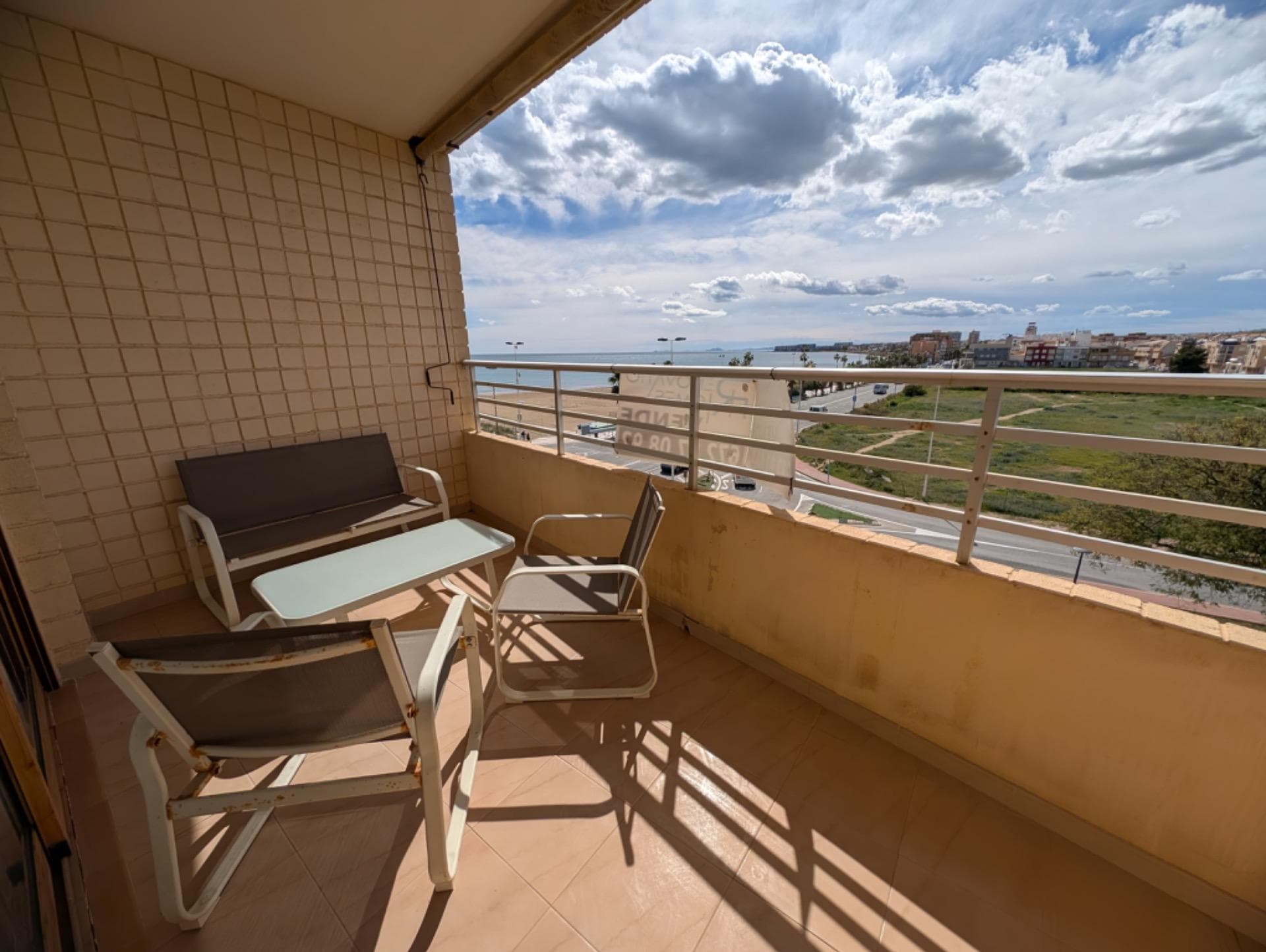 ¡Vive frente al mar! 🌊 Te presentamos un hermoso apartamento de 2 dormitorios y 1 baño, con 67 metros cuadrados útiles, en una ubicación inmejorable. Este hogar ofrece una espectacular terraza de 8 metros cuadrados donde podrás disfrutar de vistas frontales al mar, el lugar perfecto para relajarte y vivir la magia del Mediterráneo cada día. Vendido parcialmente amueblado, lo que te permitirá personalizarlo a tu estilo con facilidad. Ideal tanto para tu residencia permanente como para disfrutar de unas vacaciones cerca del mar. ¡No dejes pasar esta oportunidad única de tener tu propio refugio junto al mar! 🌅 Contáctanos y agenda tu visita hoy mismo. ¡El paraíso te espera!