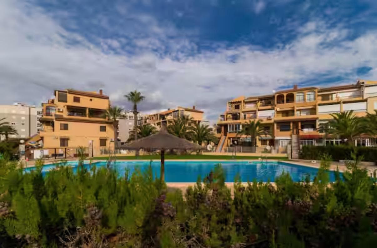 ¡Descubre tu nuevo hogar o inversión ideal! Este encantador apartamento tipo estudio de 30 m², en los que destaca su luminosa terraza acristalada que podrás disfrutar todo el año. Ubicado en un residencial con piscina, amplias zonas verdes y áreas de barbacoas, es el lugar perfecto para disfrutar del confort y la tranquilidad en una de las zonas más demandadas. Con una decoración boho única, este espacio está diseñado para ofrecerte una atmósfera relajante y acogedora. Cada rincón ha sido cuidadosamente decorado con detalles que brindan calidez y estilo, creando un ambiente ideal tanto para vivir como para disfrutar en tus escapadas. El apartamento se encuentra en una ubicación inmejorable, rodeado de colegios, centros médicos, centros comerciales y a solo unos minutos de la playa, lo que lo convierte en una opción perfecta para aquellos que buscan comodidad y accesibilidad. Además, gracias a su alto potencial de rentabilidad, es una excelente oportunidad de inversión para alquiler vacacional, generando ingresos de manera constante. ¡No dejes pasar esta oportunidad única de adquirir un apartamento con todas las comodidades y el encanto que necesitas! Contáctanos para más detalles y agenda tu visita hoy mismo.